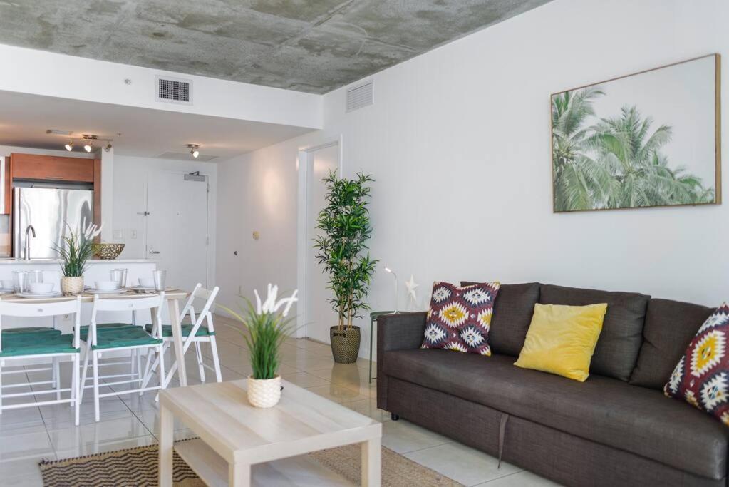 Relax Apt-With Pool At Midblock Miami