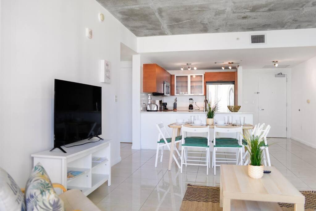 Relax Apt-With Pool At Midblock Miami