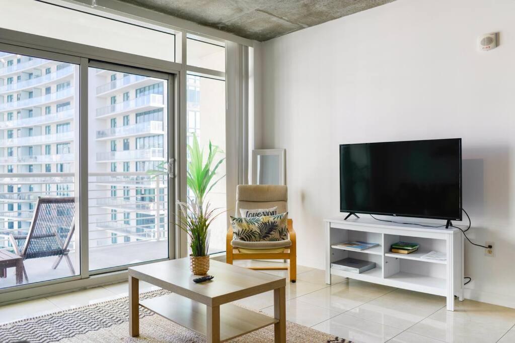 Relax Apt-With Pool At Midblock Miami