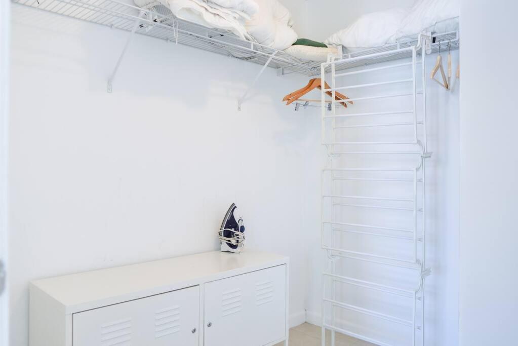 Relax Apt-With Pool At Midblock Miami