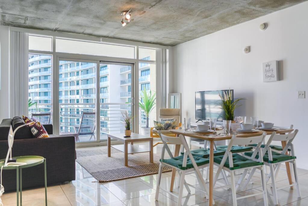 Relax Apt-With Pool At Midblock Miami