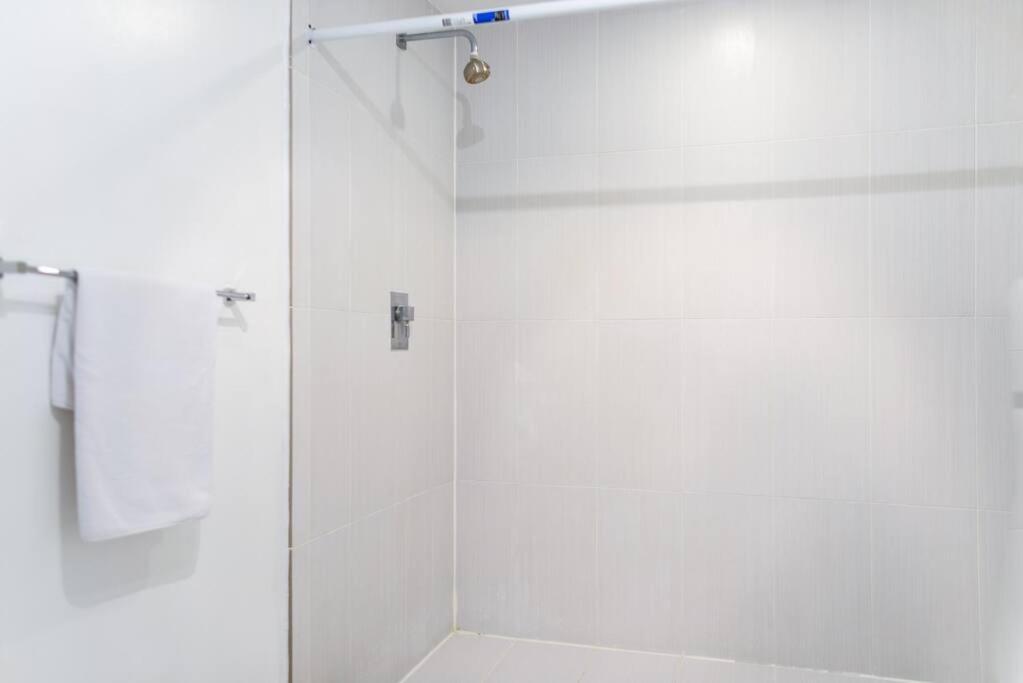 Relax Apt-With Pool At Midblock Miami