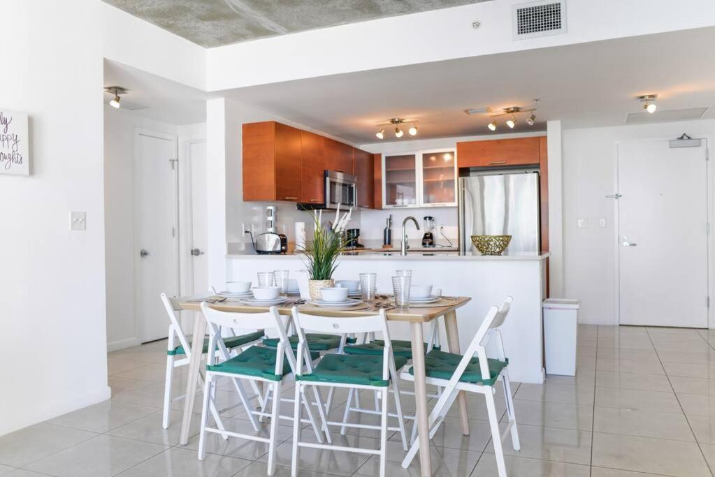 Relax Apt-With Pool At Midblock Miami