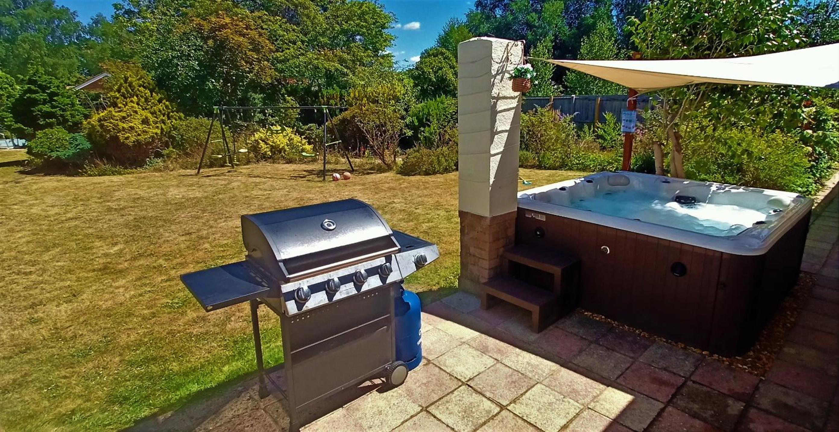 Hotel Lions Lodge: Great Location With Hot Tub