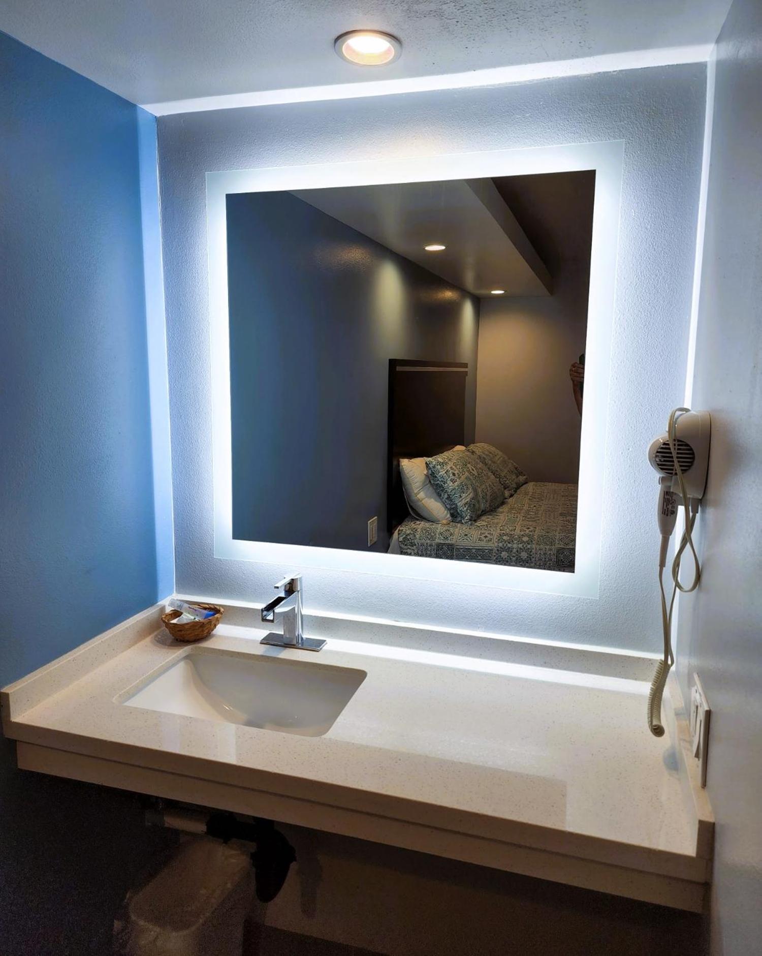 Los Angeles Vacations - DAY N NIGHT INN - Near Universal Studios Hollywood - Property Image 1