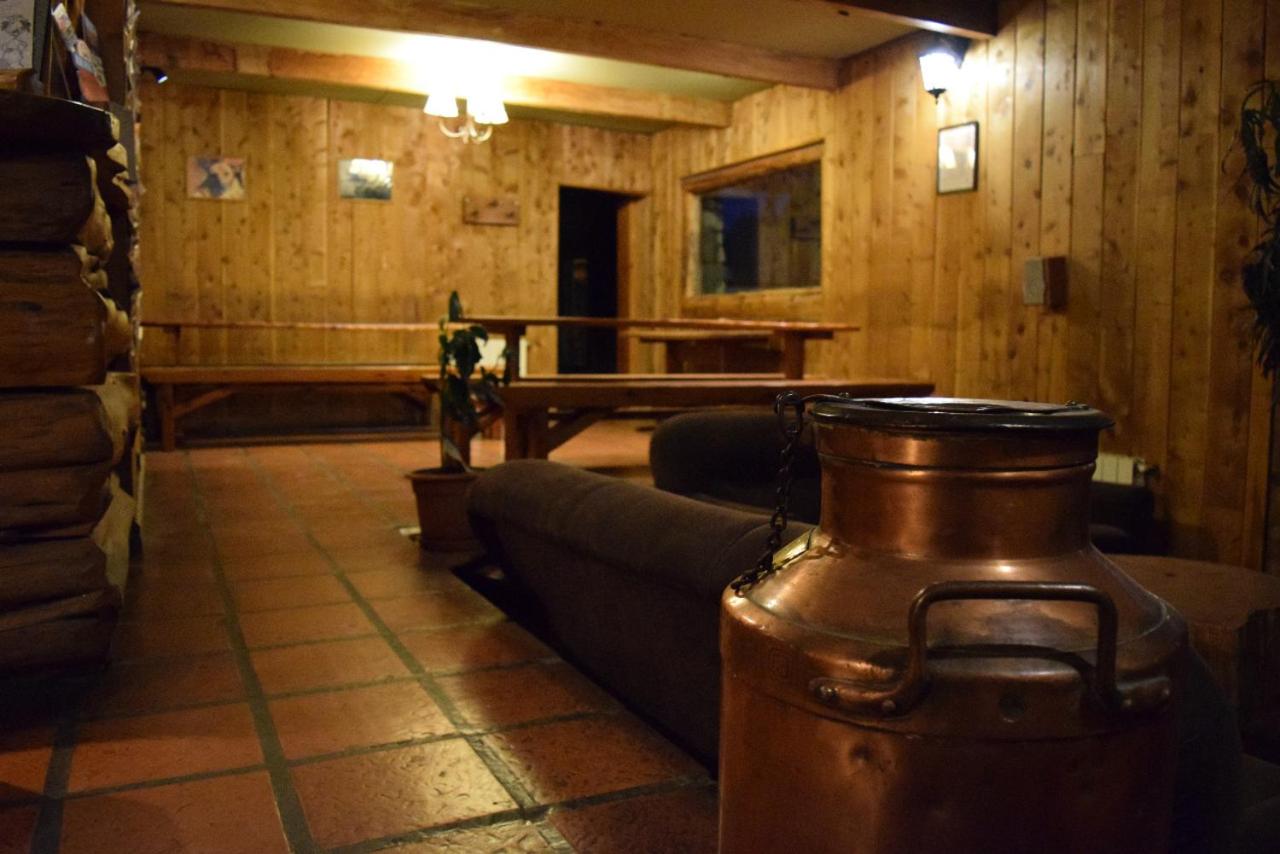 Periko´s Youth Hostel