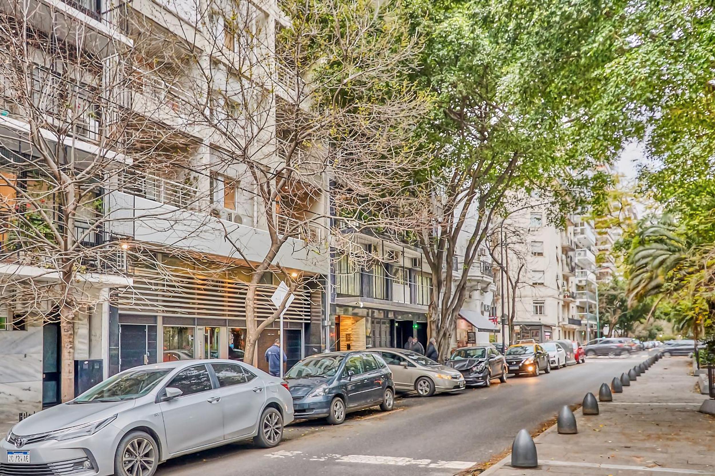 Luxury Apartment w/ private patio chic area