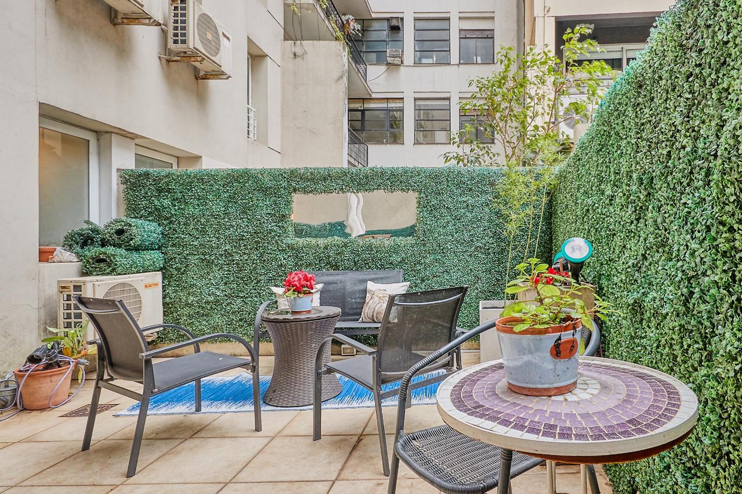 Luxury Apartment w/ private patio chic area