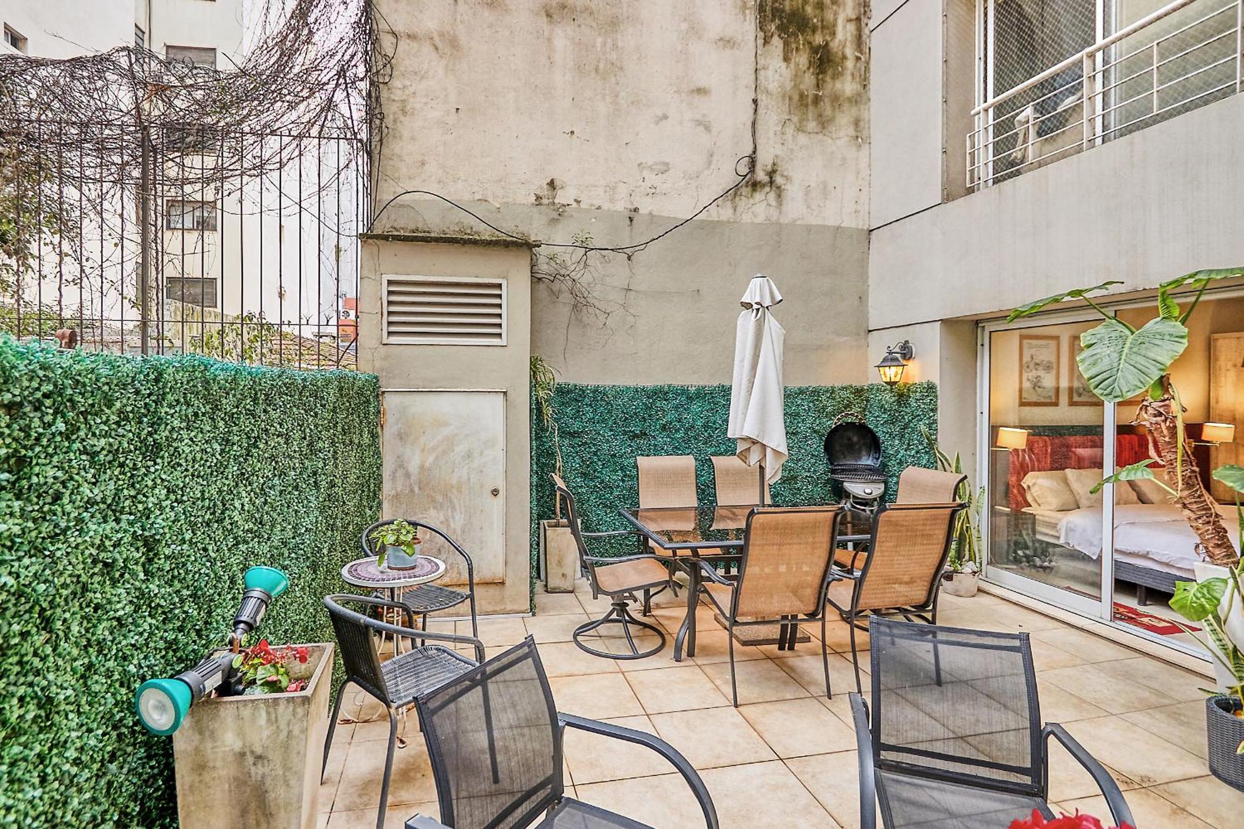 Luxury Apartment w/ private patio chic area