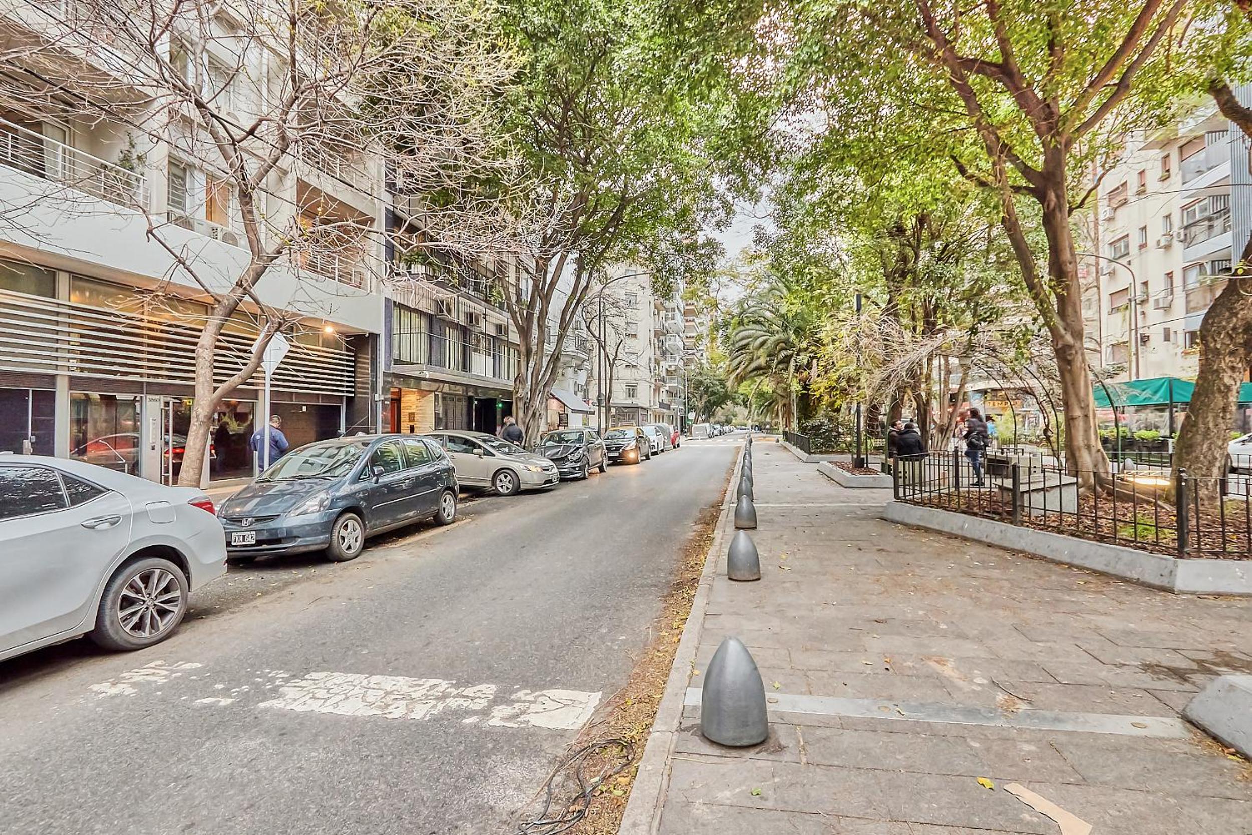Luxury Apartment w/ private patio chic area