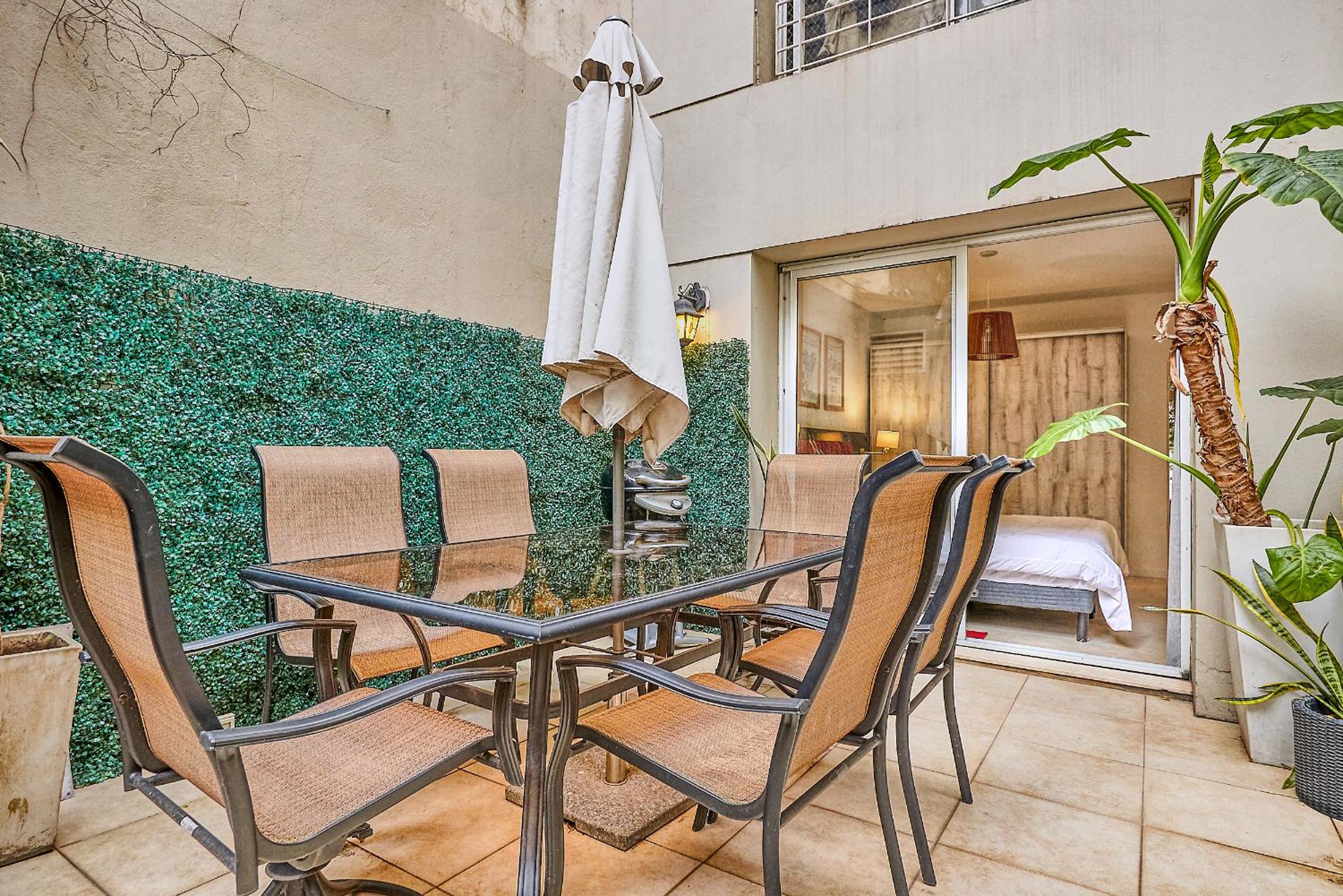Luxury Apartment w/ private patio chic area