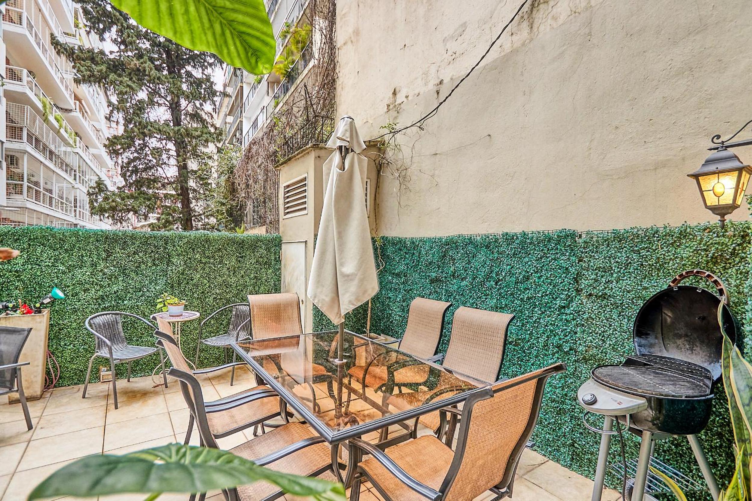 Luxury Apartment w/ private patio chic area