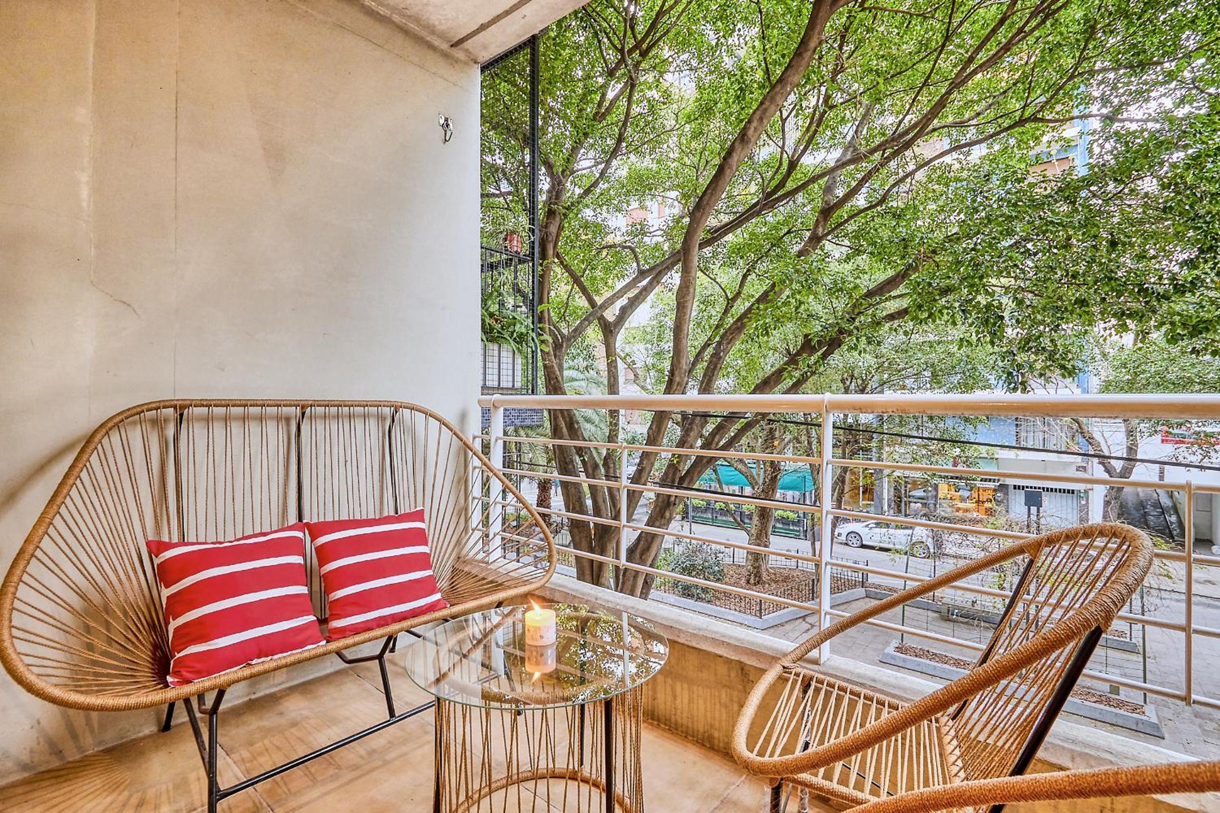 Luxury Apartment w/ private patio chic area