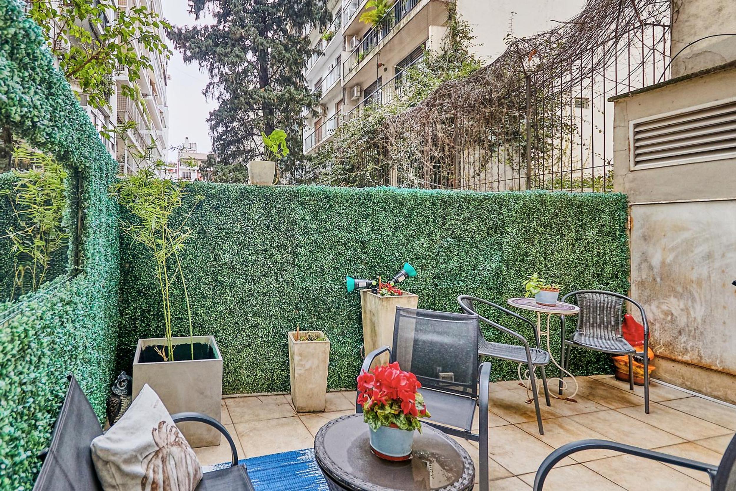 Luxury Apartment w/ private patio chic area