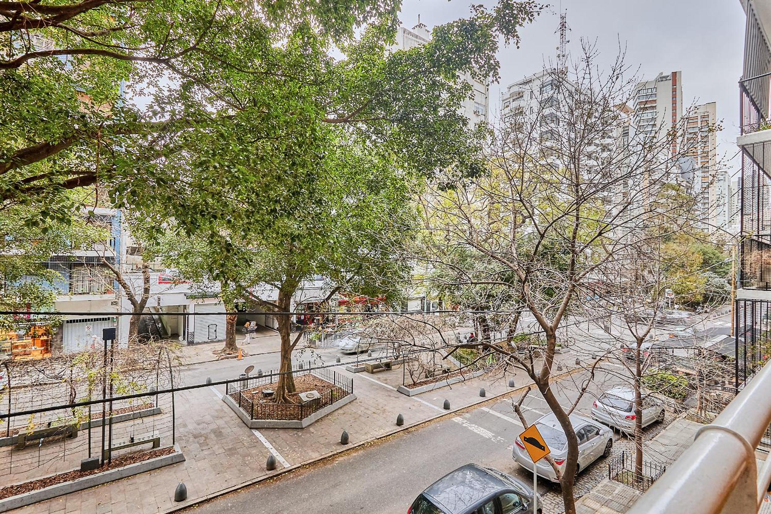 Luxury Apartment w/ private patio chic area
