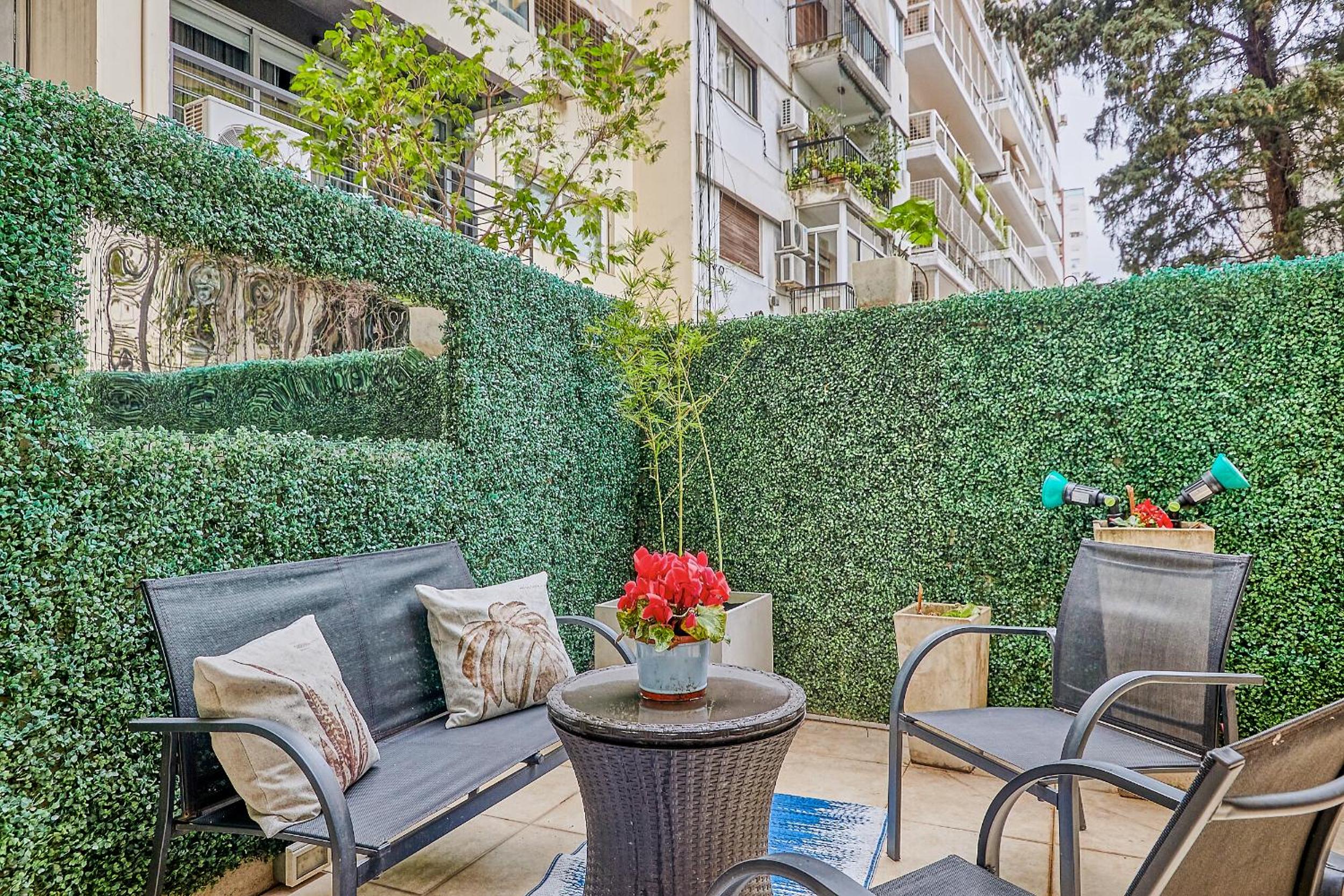 Luxury Apartment w/ private patio chic area