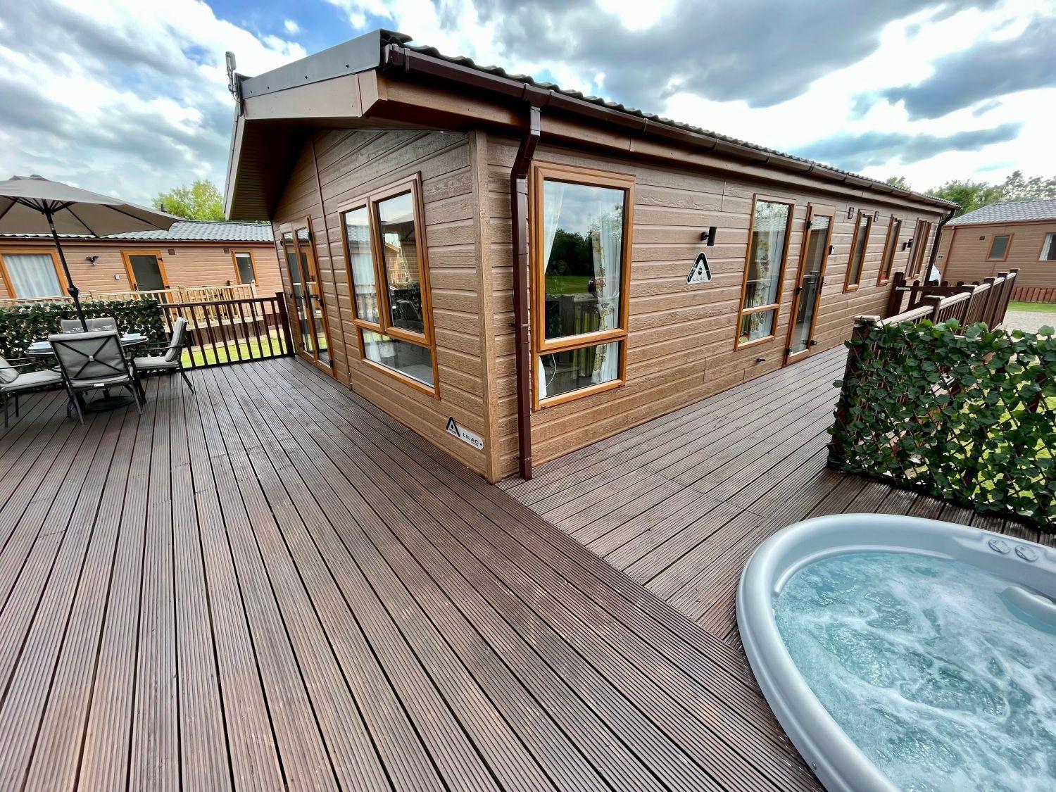 Buttercup Lodge With Hot Tub view 3