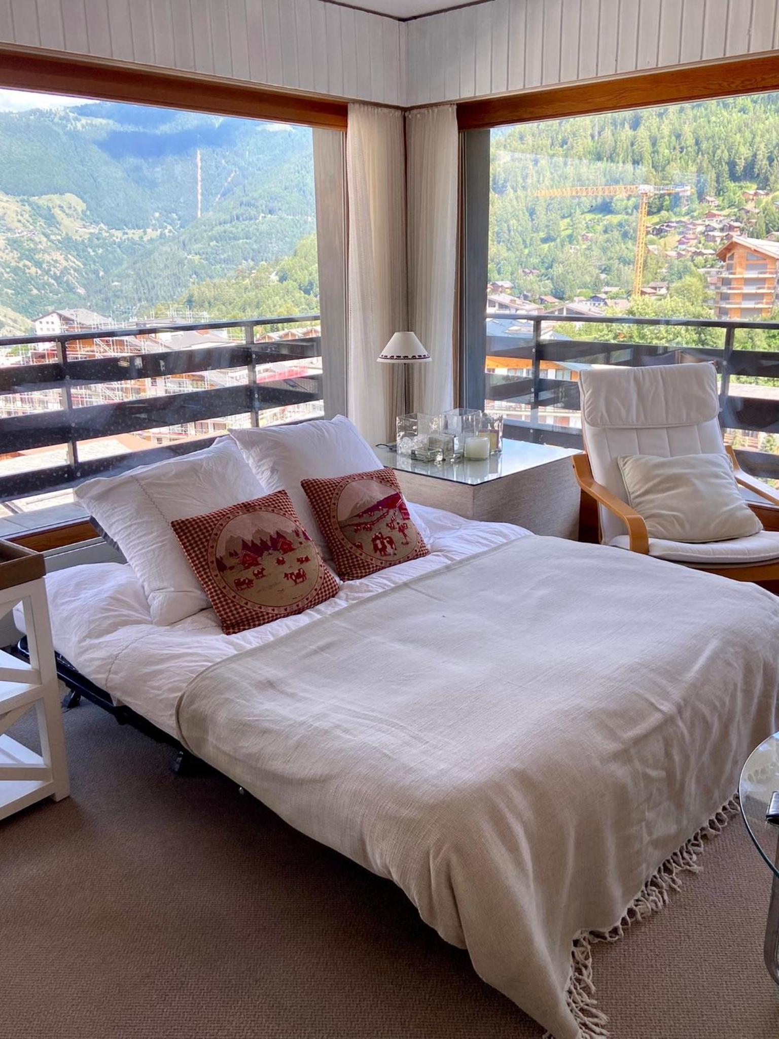 Sunny mountain view apartment in town by Jolidi view 2
