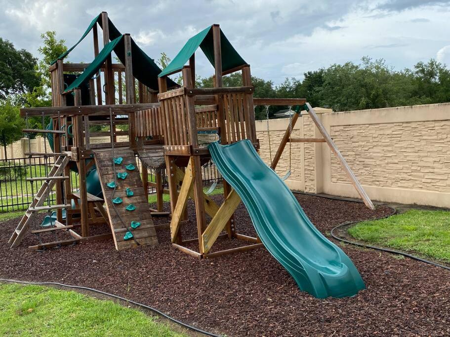 Super Comfy and Spacious 3 Bedroom 15-20 minutes from Disney, with major shopping 4 minutes away