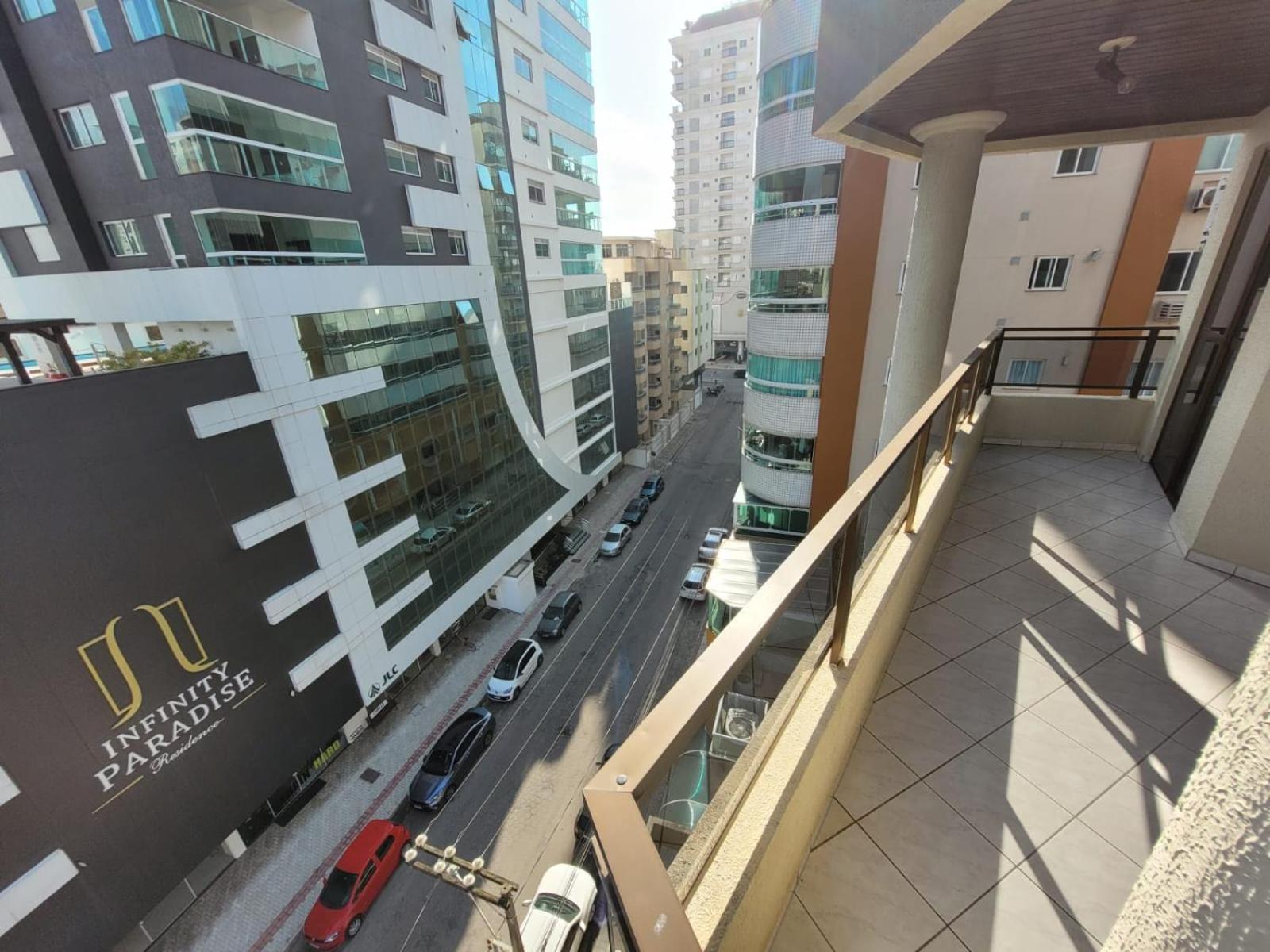 Apartamento 200 metros da praia 03 quartos com ar condicionado - Meia Praia - Itapema