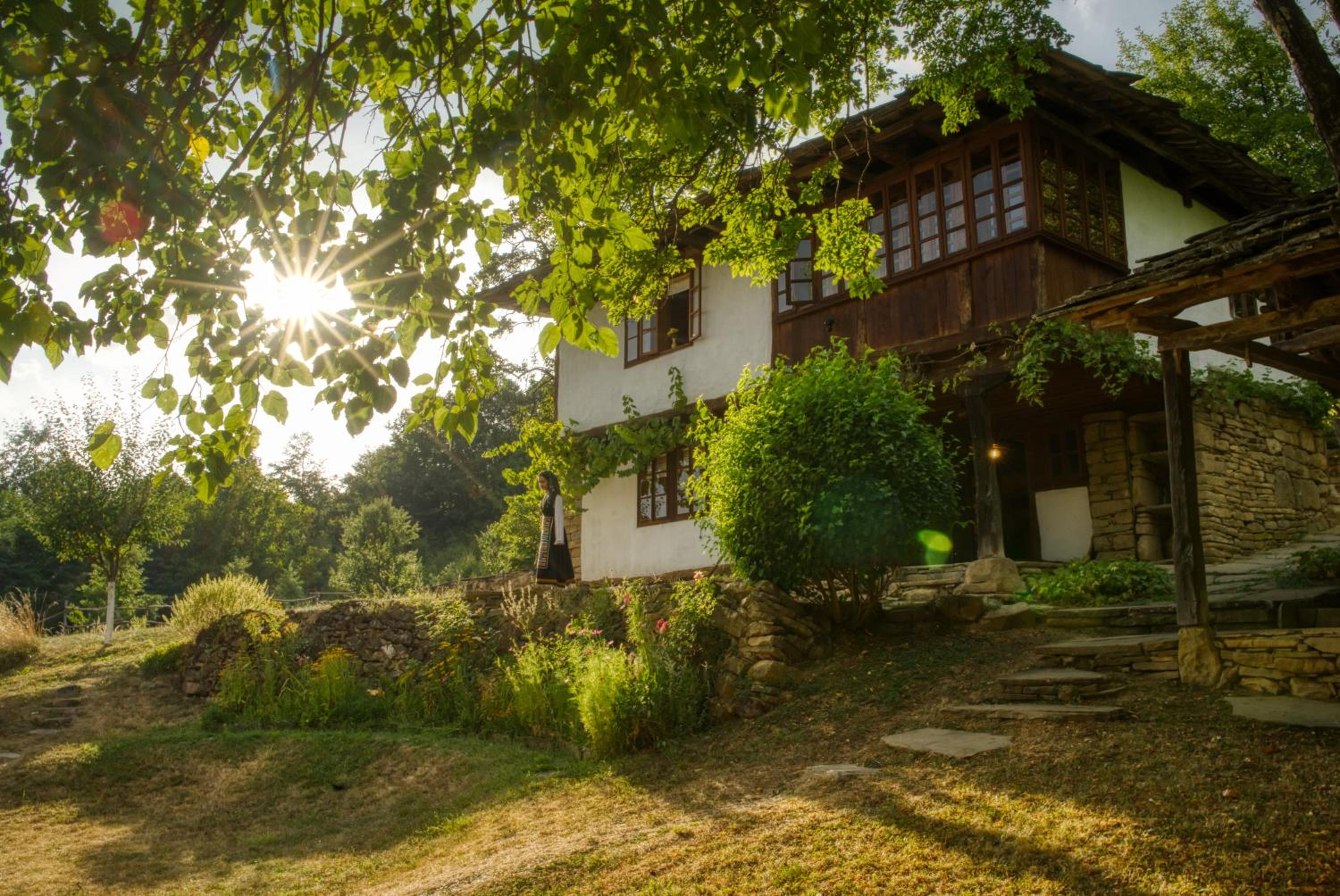 Authentic House with Stunning Mountain View - Karashka