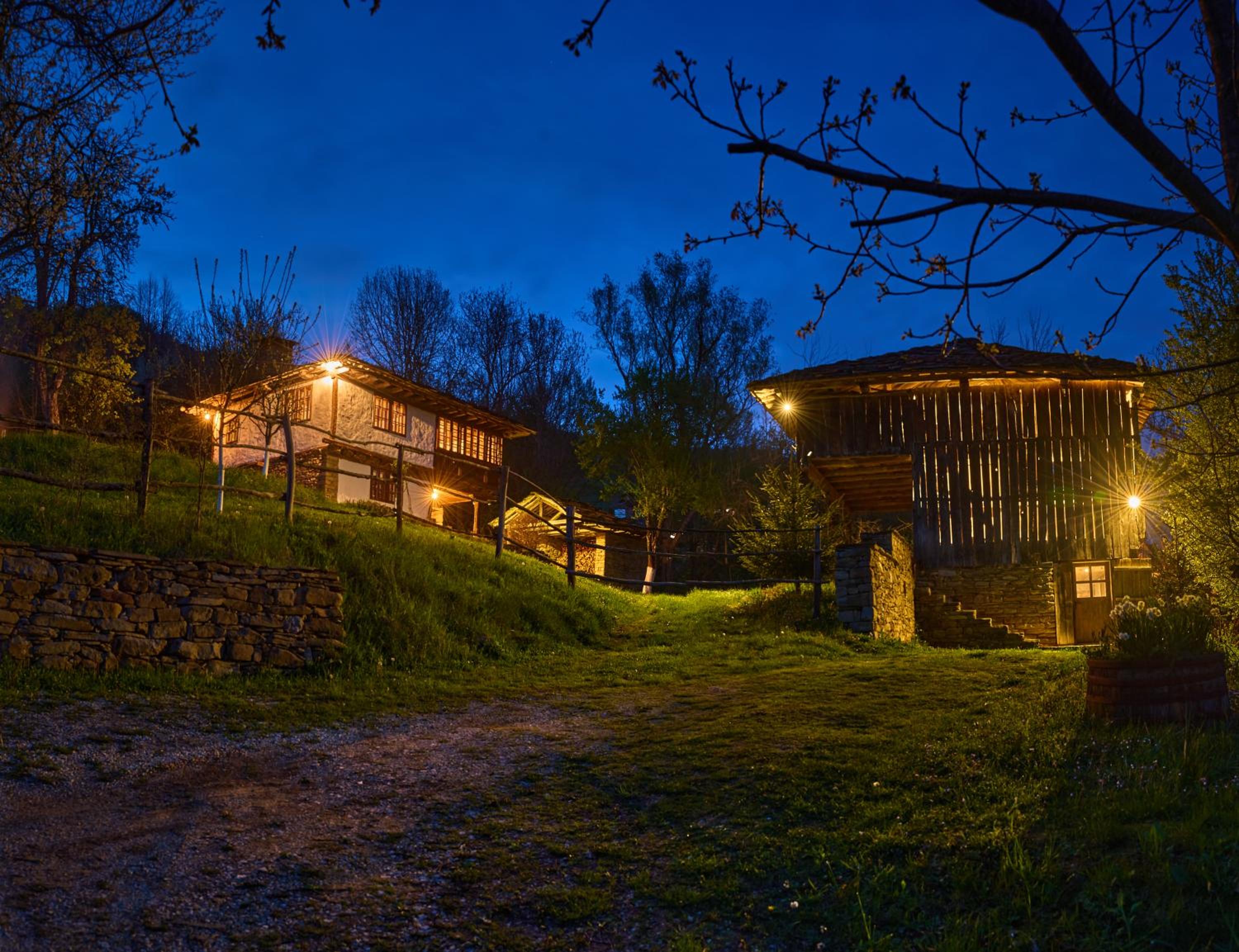 Authentic House with Stunning Mountain View - Karashka