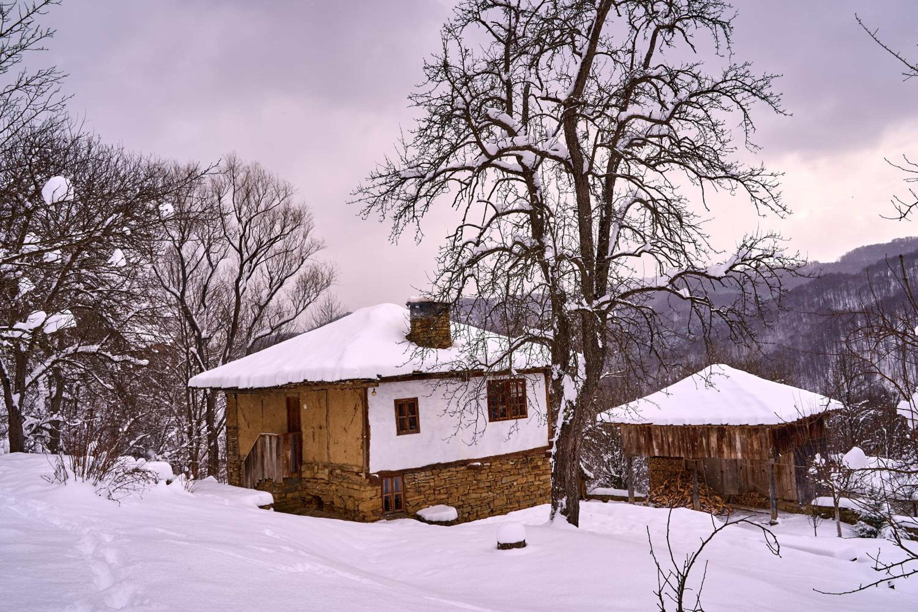 Authentic House with Stunning Mountain View - Karashka