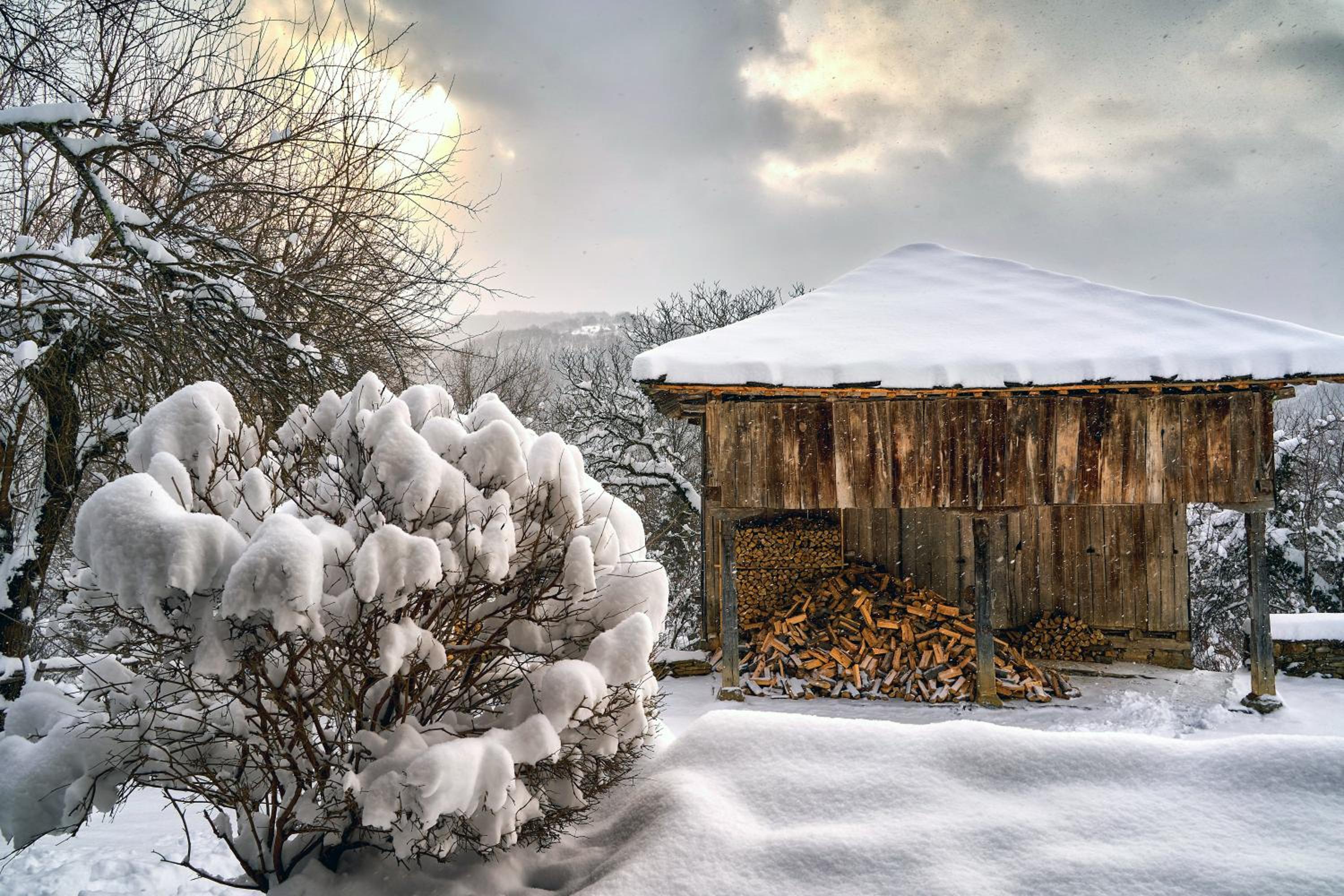 Authentic House with Stunning Mountain View - Karashka