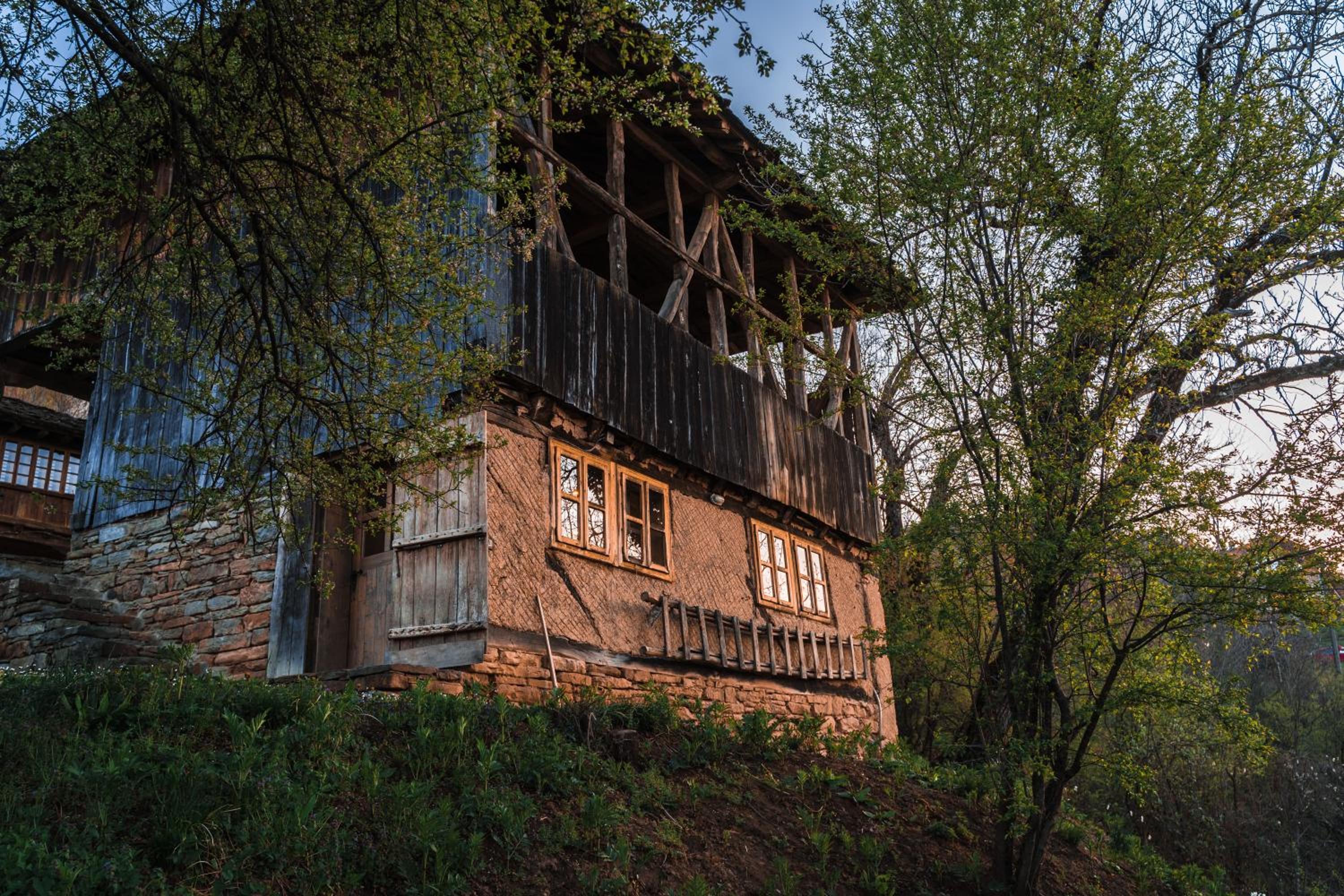 Authentic House with Stunning Mountain View - Karashka