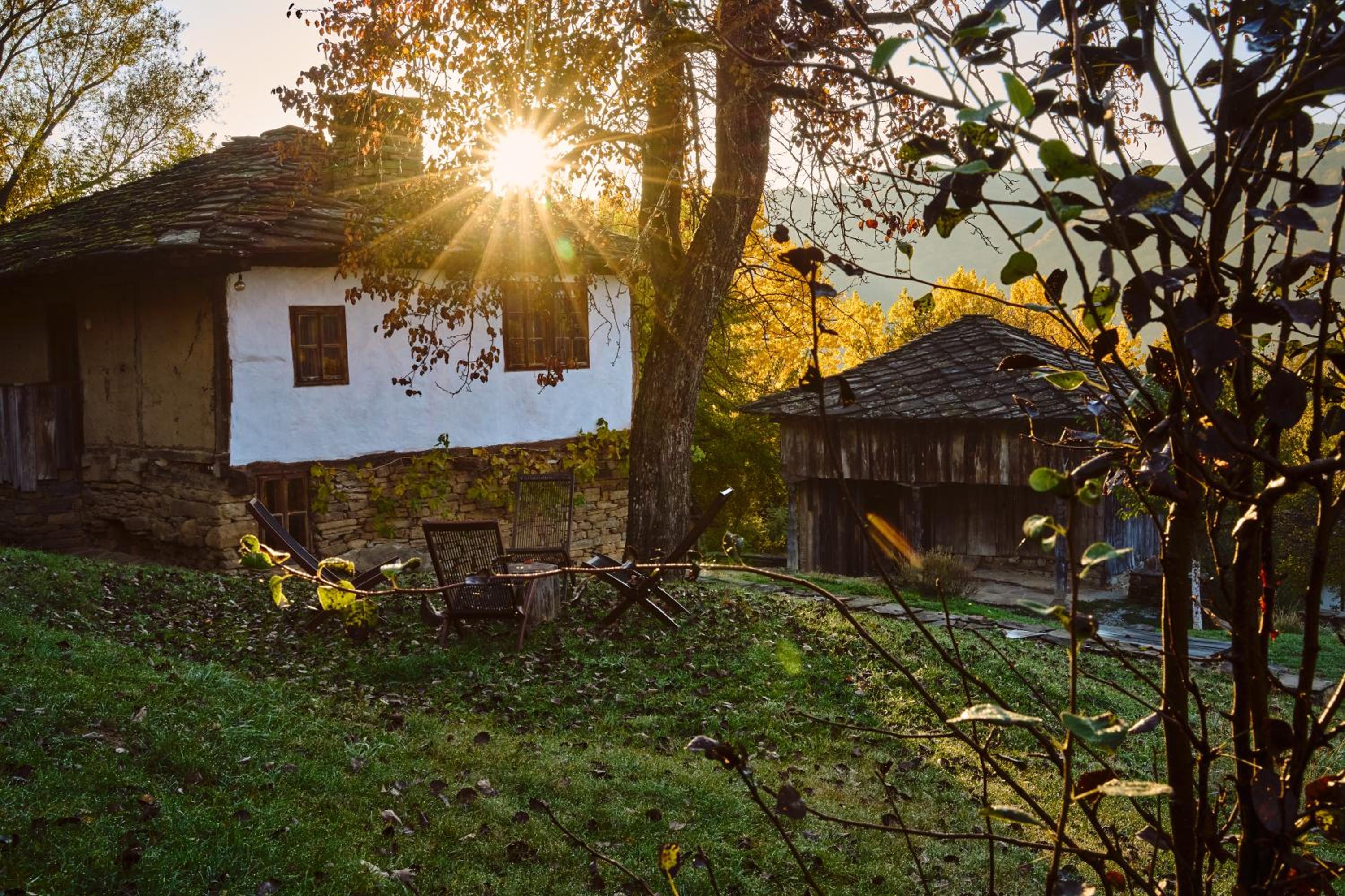 Authentic House with Stunning Mountain View - Karashka