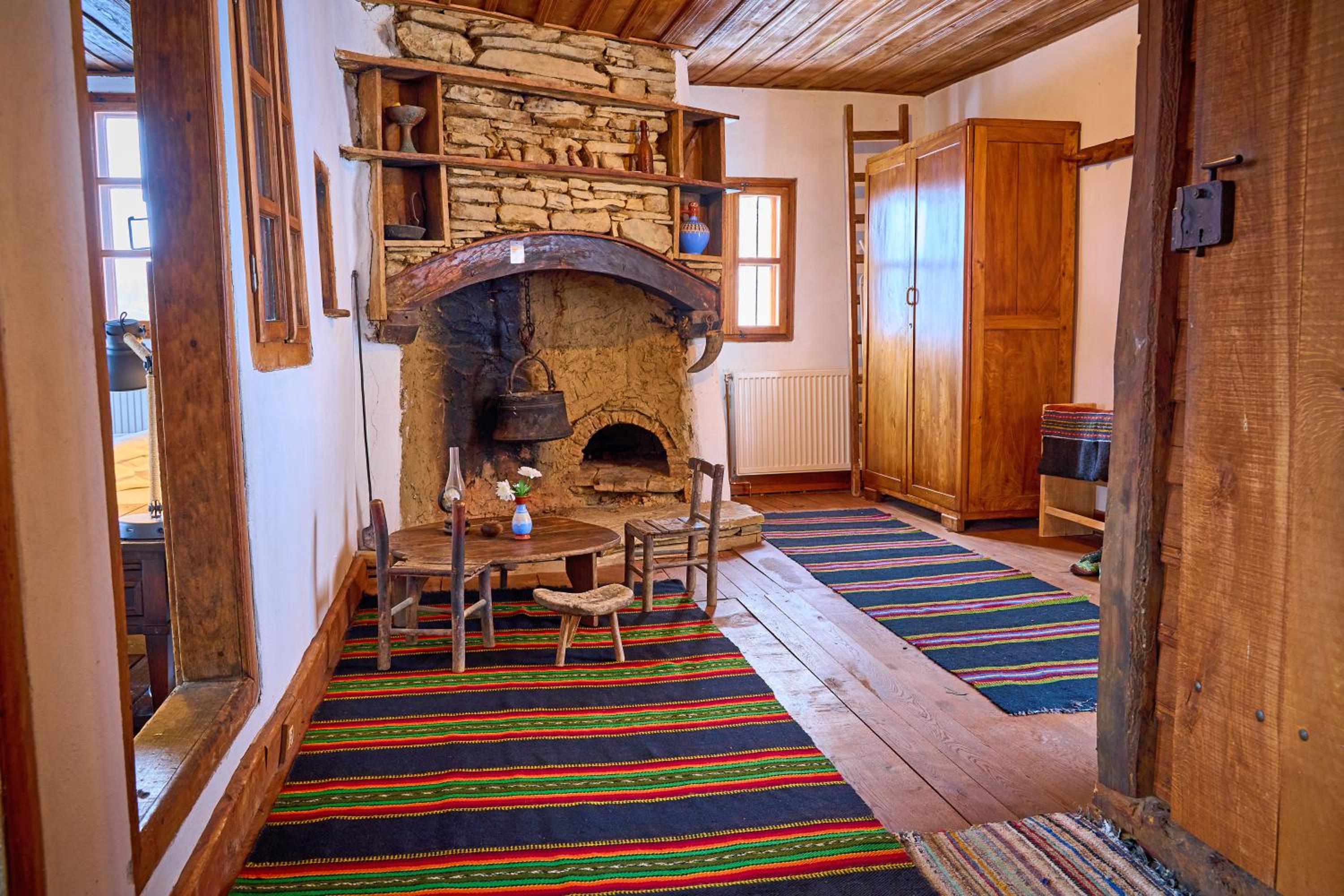Authentic House with Stunning Mountain View - Karashka