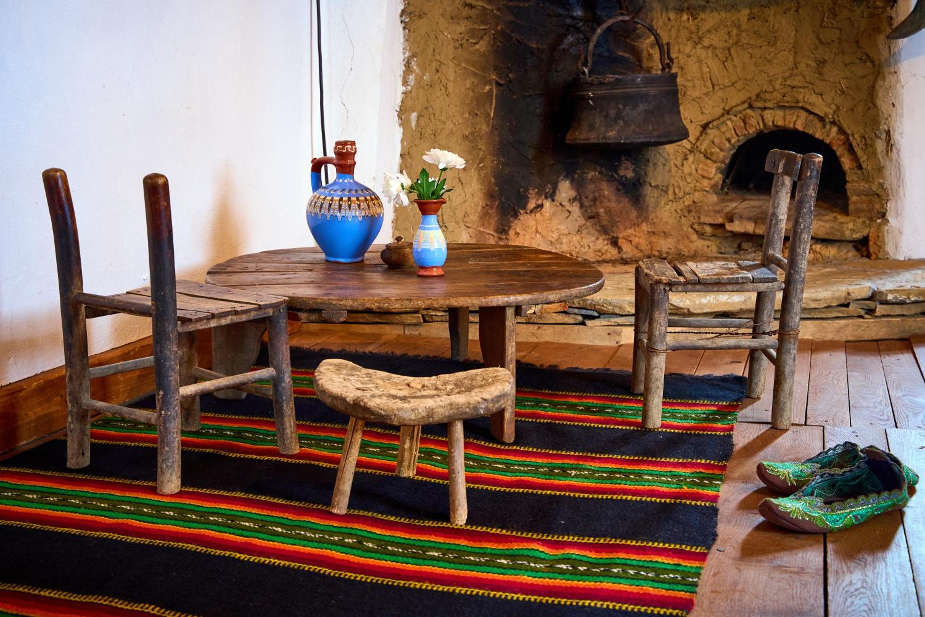 Authentic House with Stunning Mountain View - Karashka