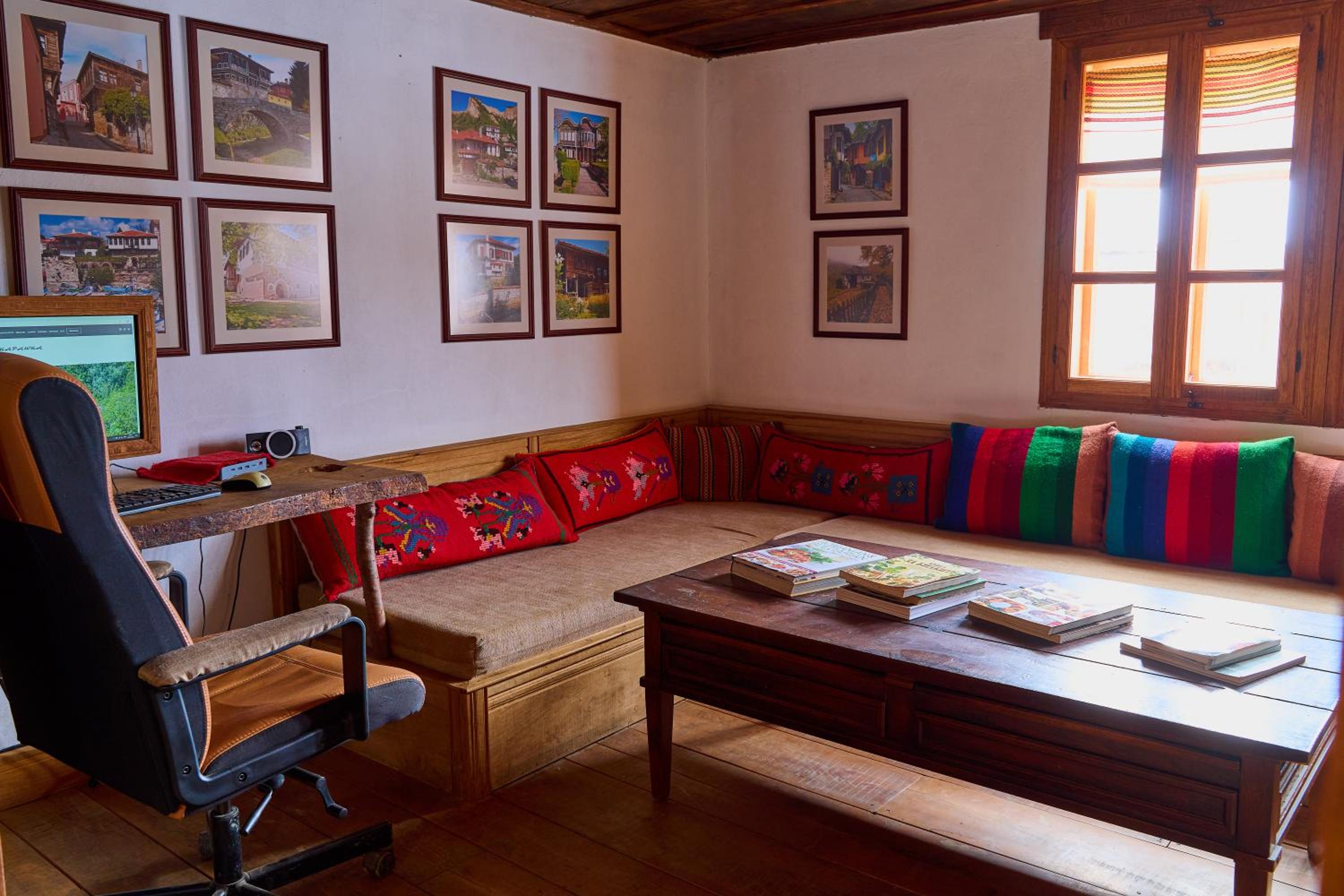 Authentic House with Stunning Mountain View - Karashka