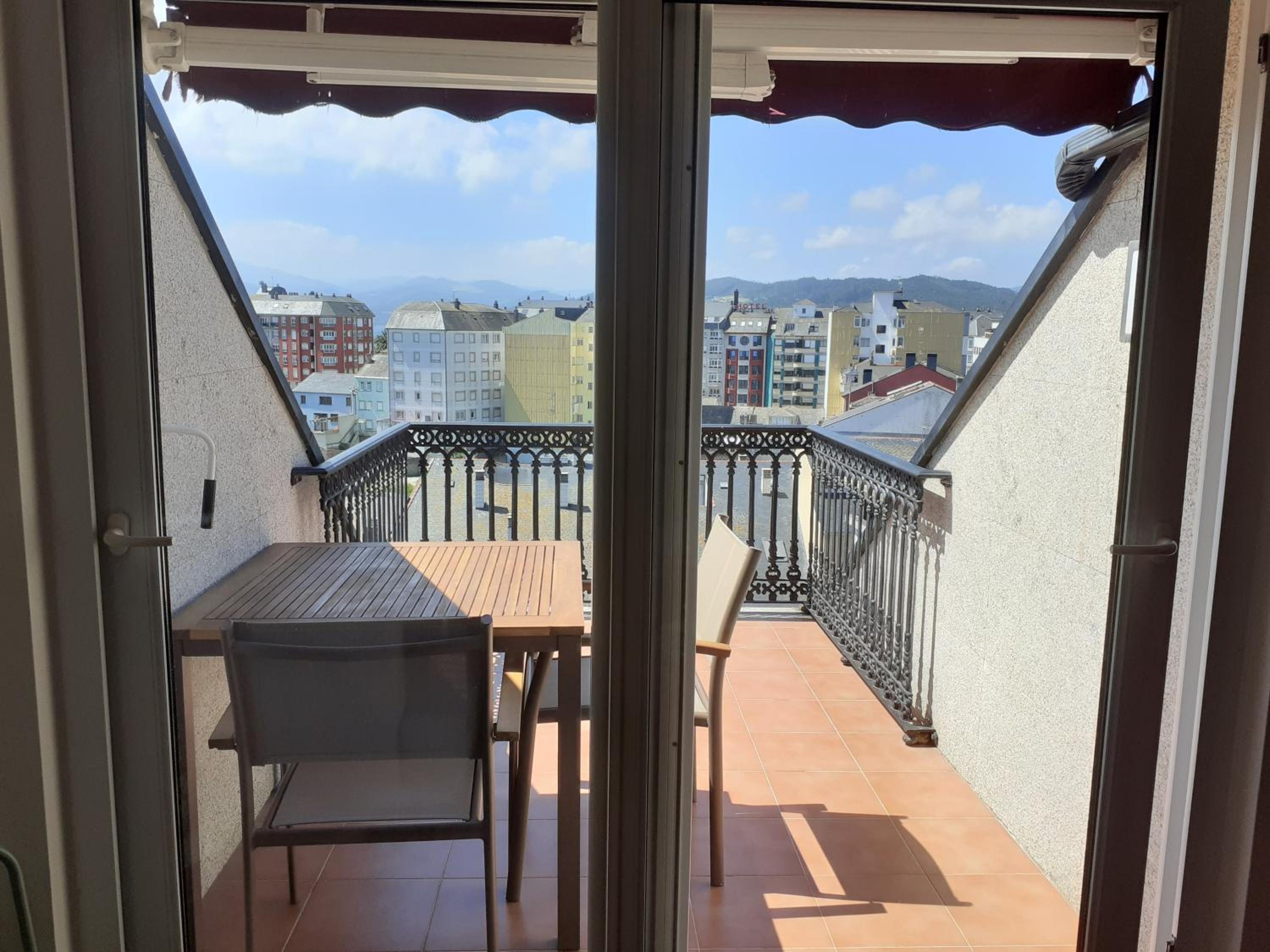 Atico con terraza y piscina comunitaria
