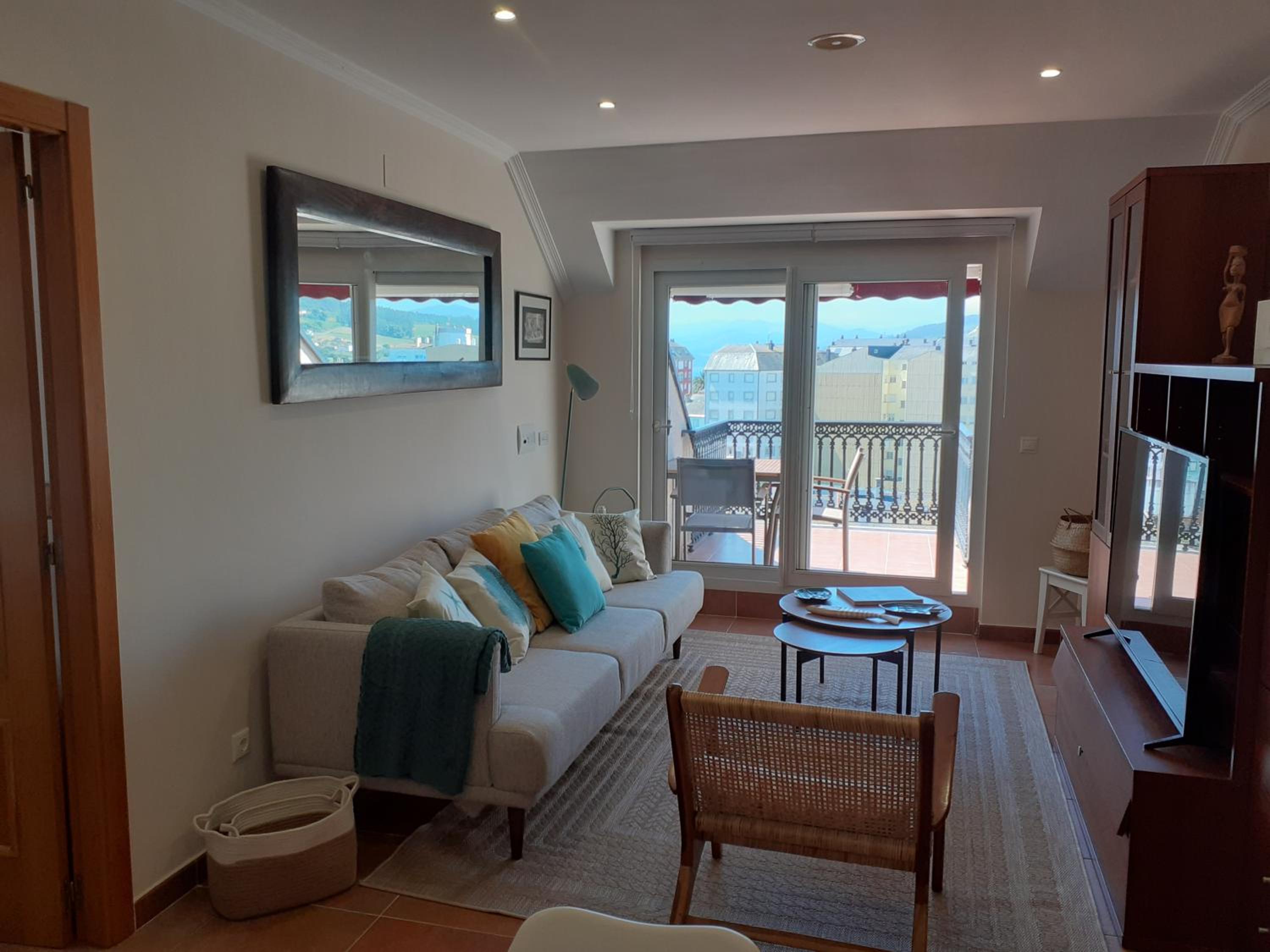 Atico con terraza y piscina comunitaria