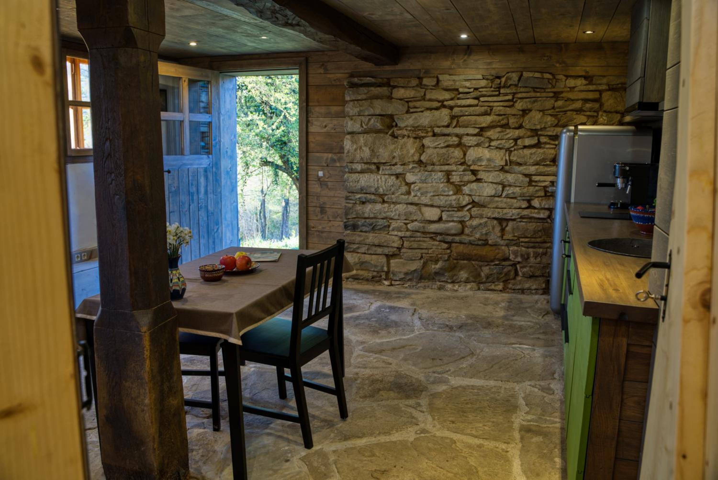 Authentic House with Stunning Mountain View - Karashka