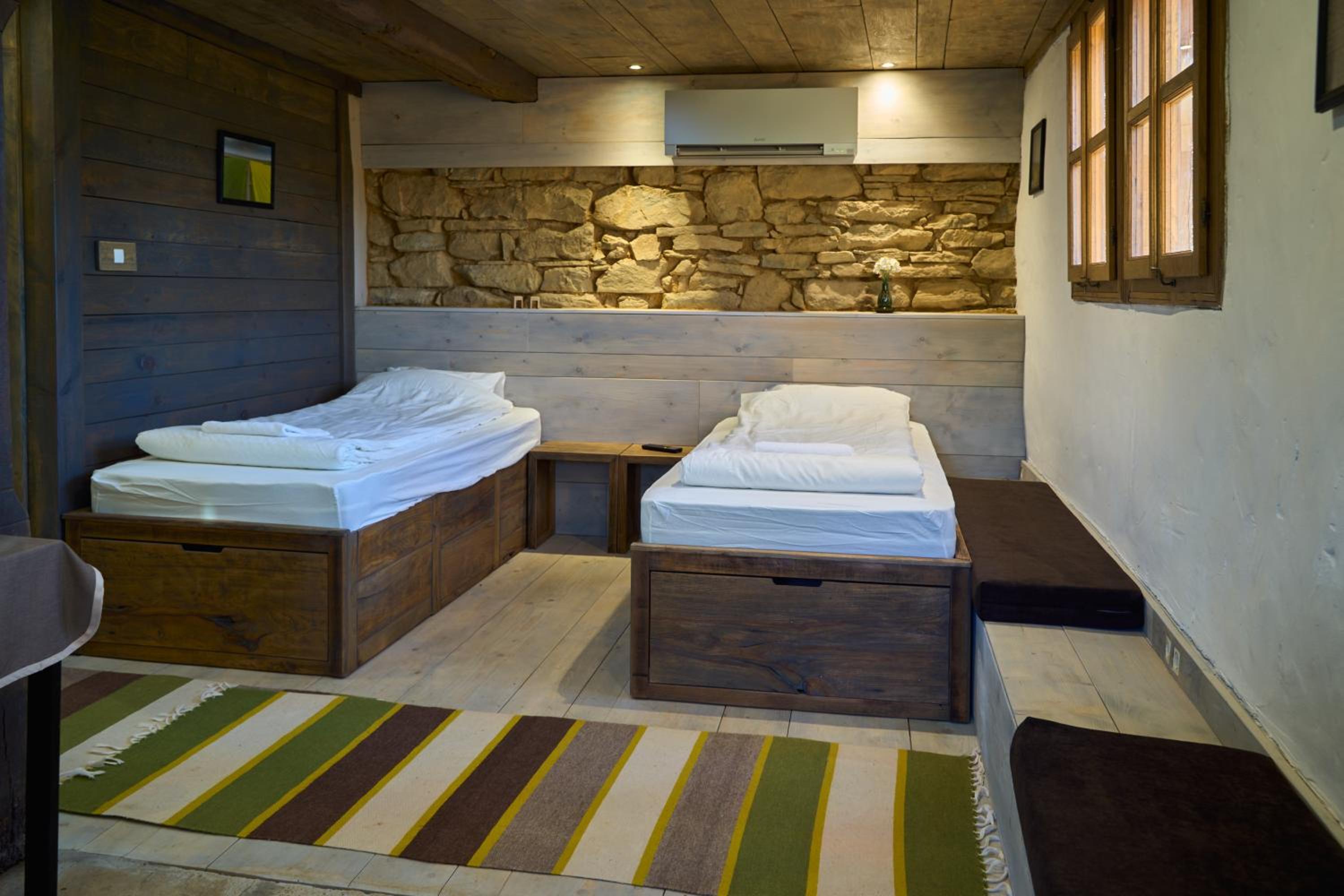 Authentic House with Stunning Mountain View - Karashka