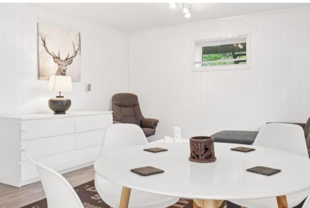 Lovely 1 bedroom downstairs condo with free parking place