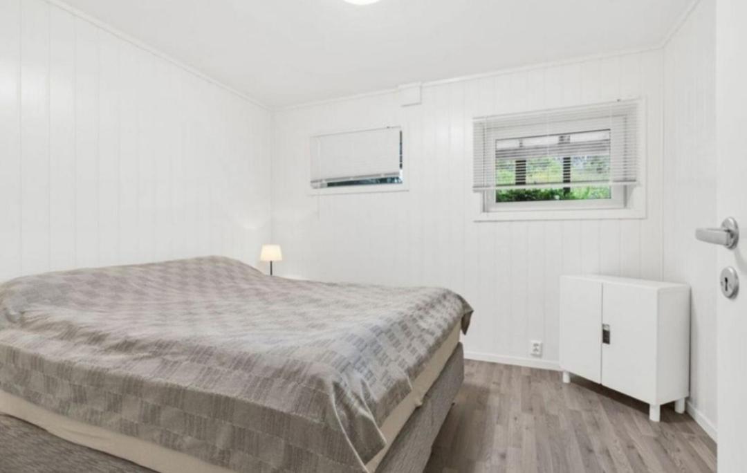 Lovely 1 bedroom downstairs condo with free parking place