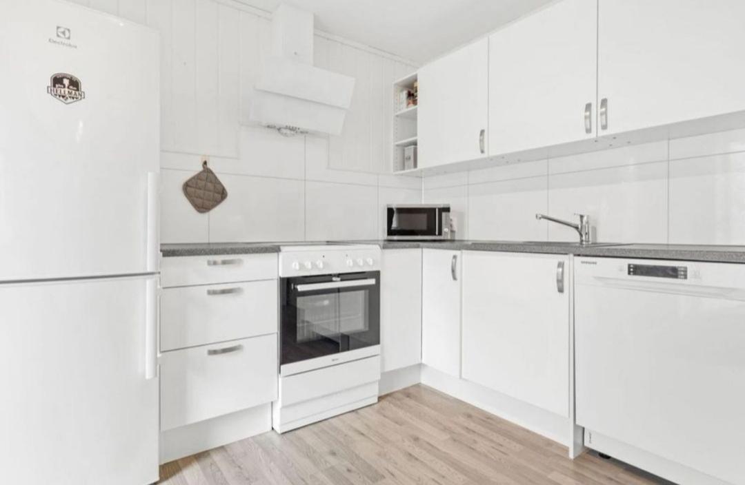 Lovely 1 bedroom downstairs condo with free parking place
