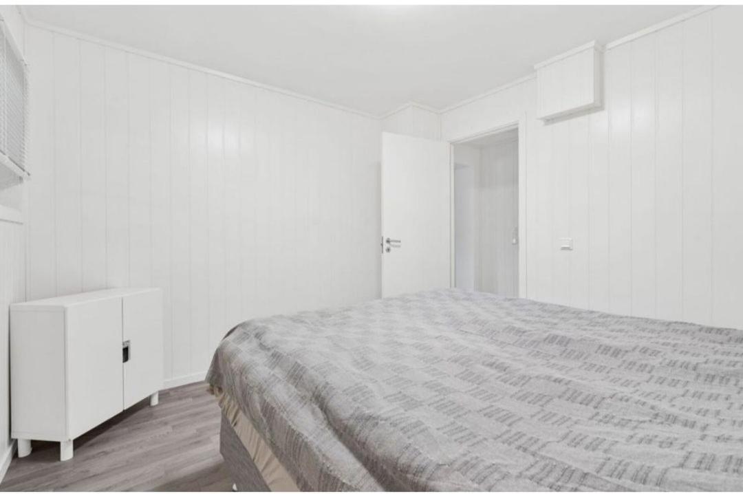 Lovely 1 bedroom downstairs condo with free parking place