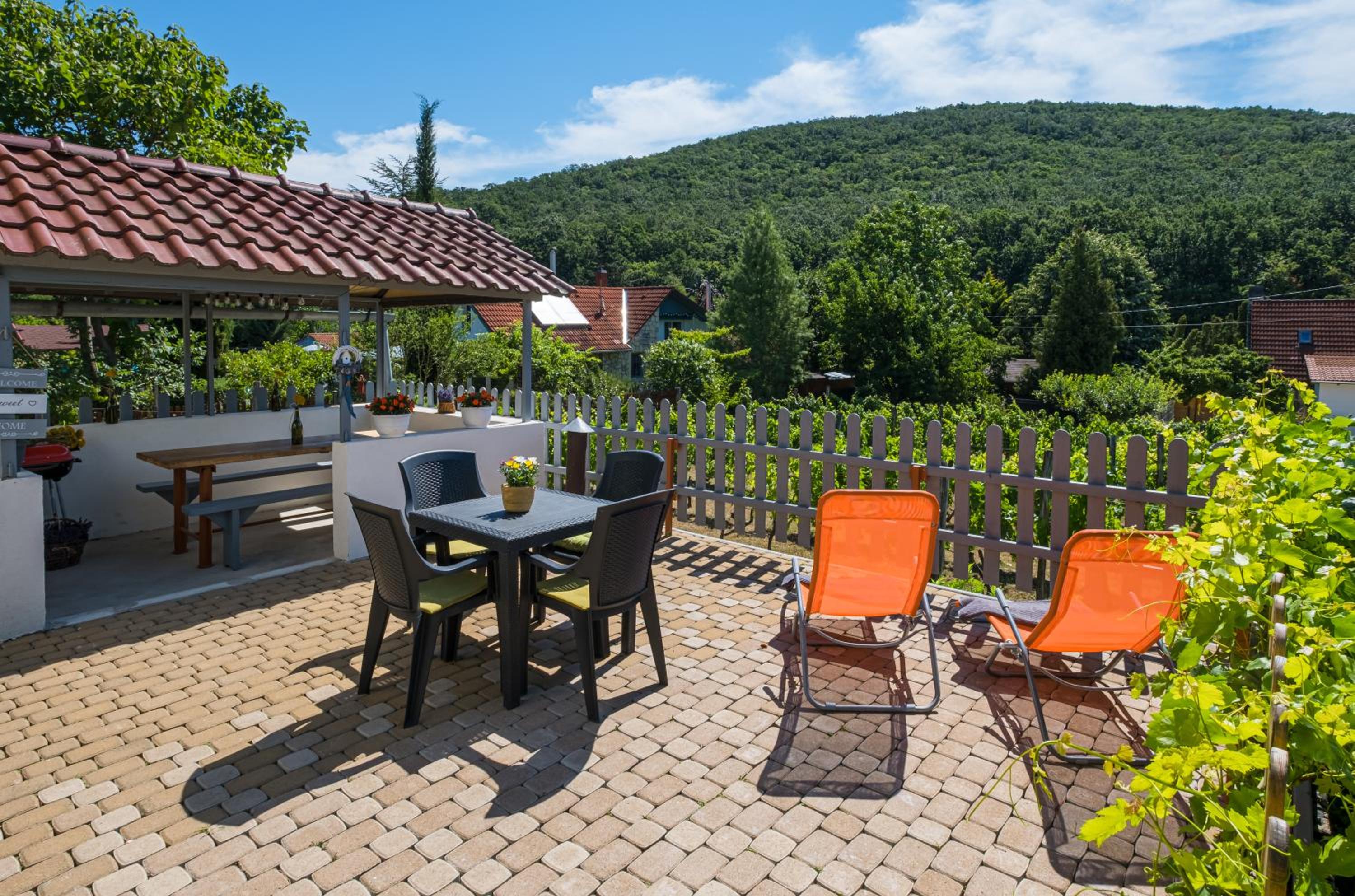 Neve Nincs NYARALÓ - önálló Házikó- privát szféra view 3