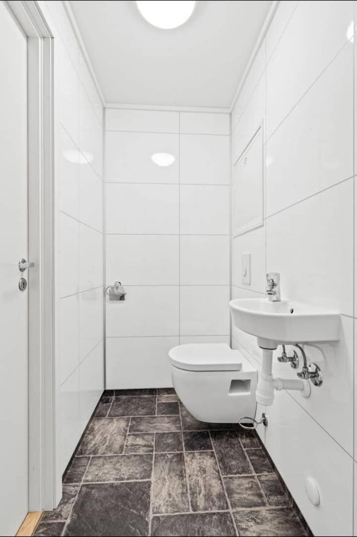 Lovely 1 bedroom downstairs condo with free parking place