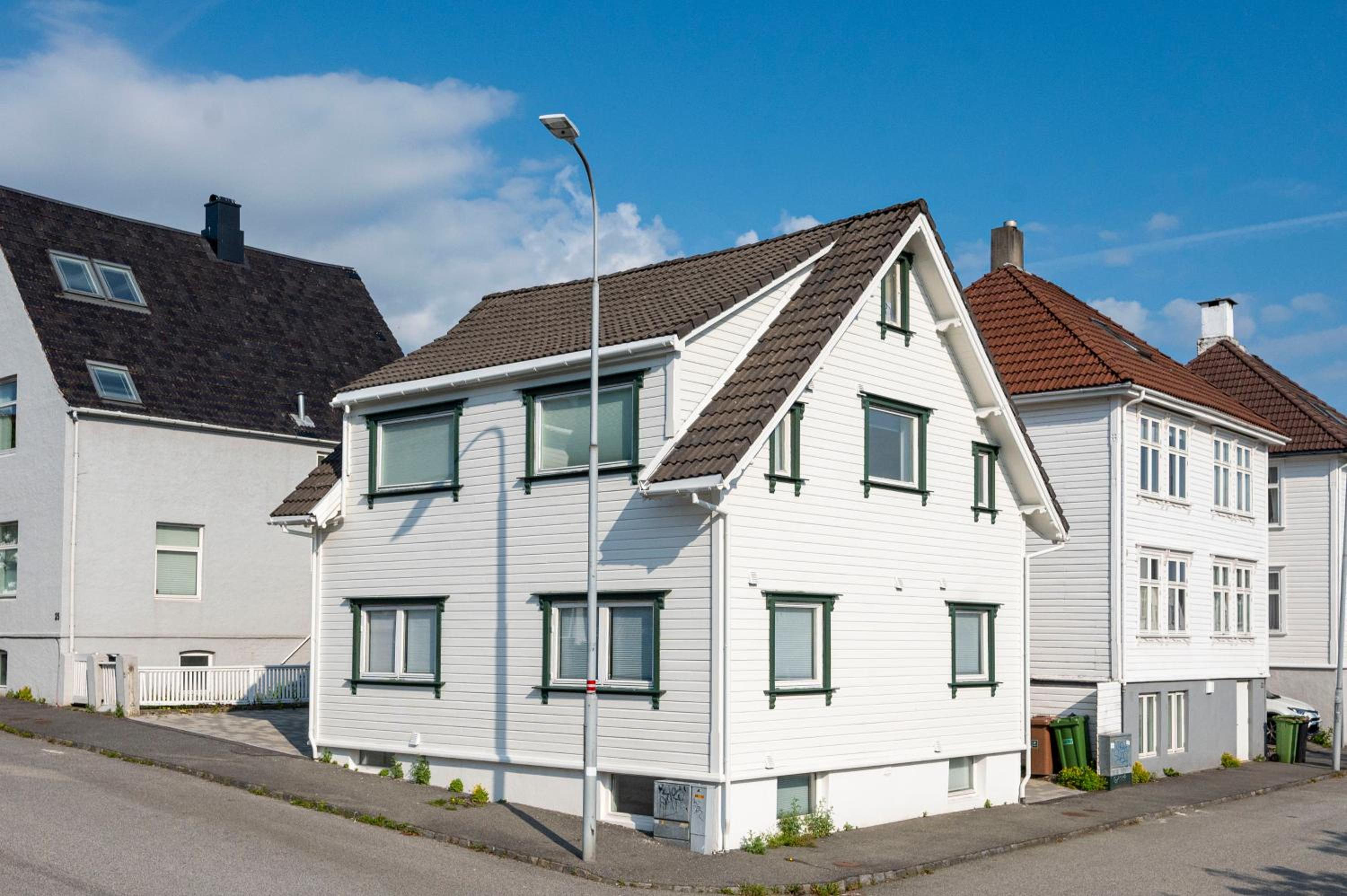 Practical Basement Apt with all home comforts close to City Centre view 3