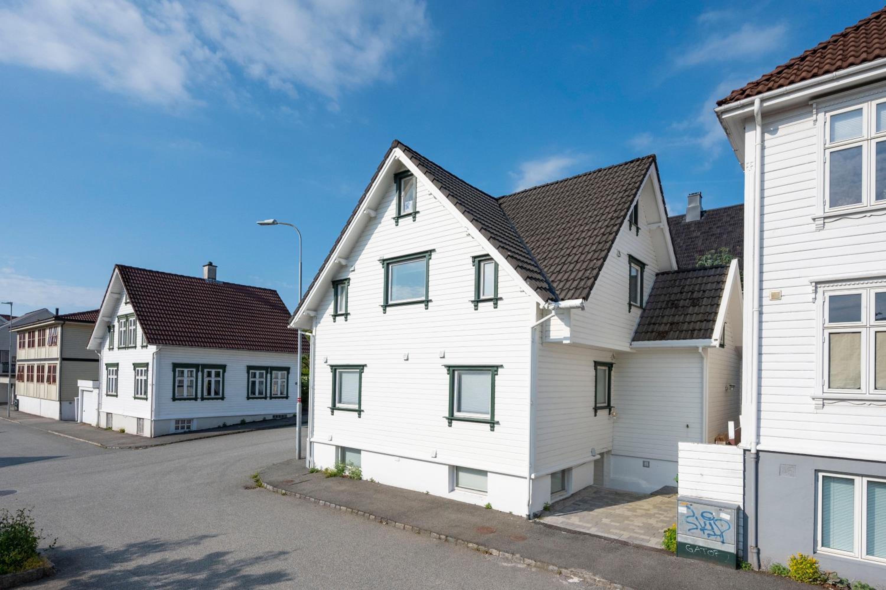 Hotel Practical Basement Apt with all home comforts close to City Centre - Image 1