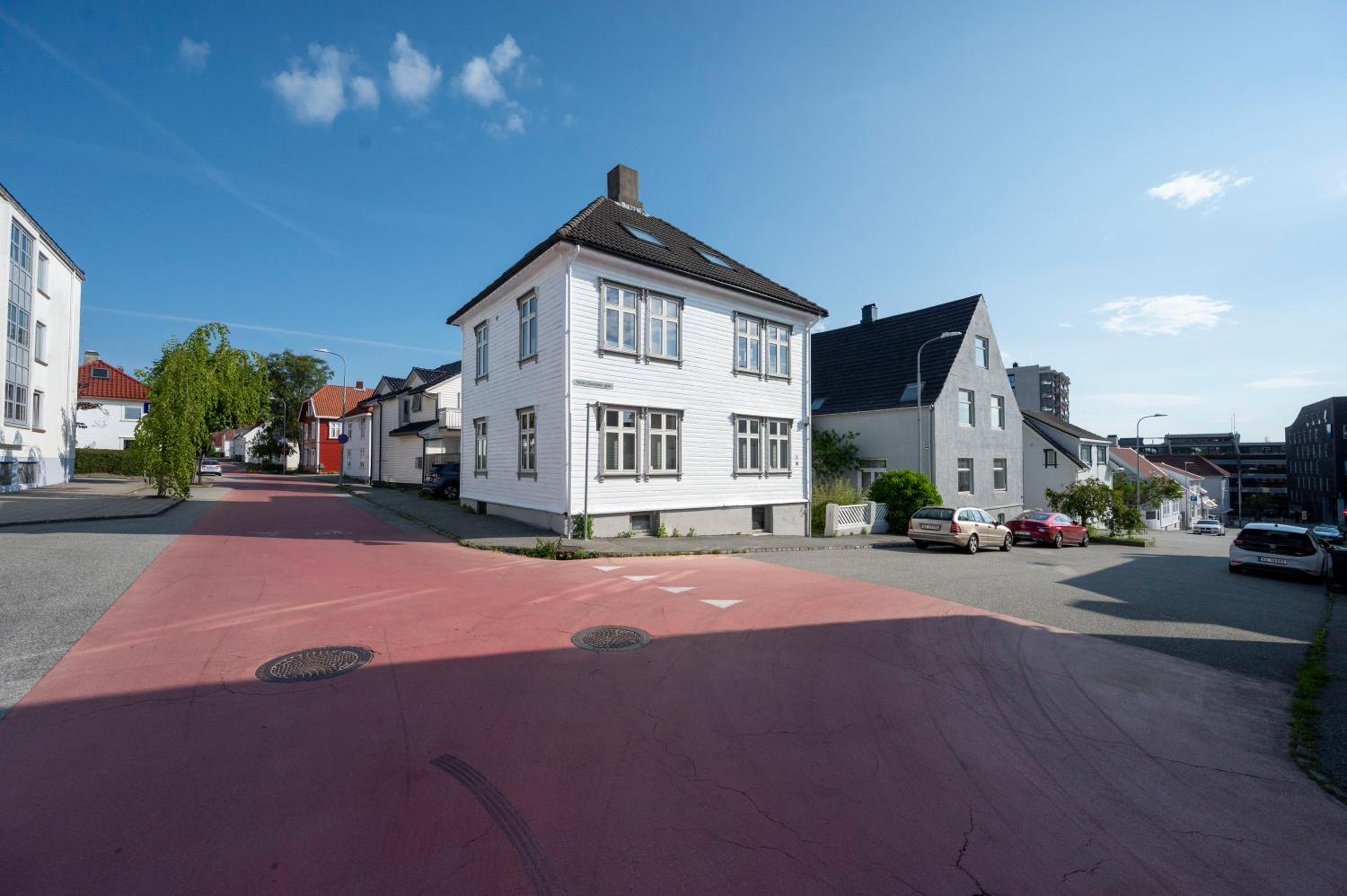 Practical Basement Apt with all home comforts close to City Centre view 4