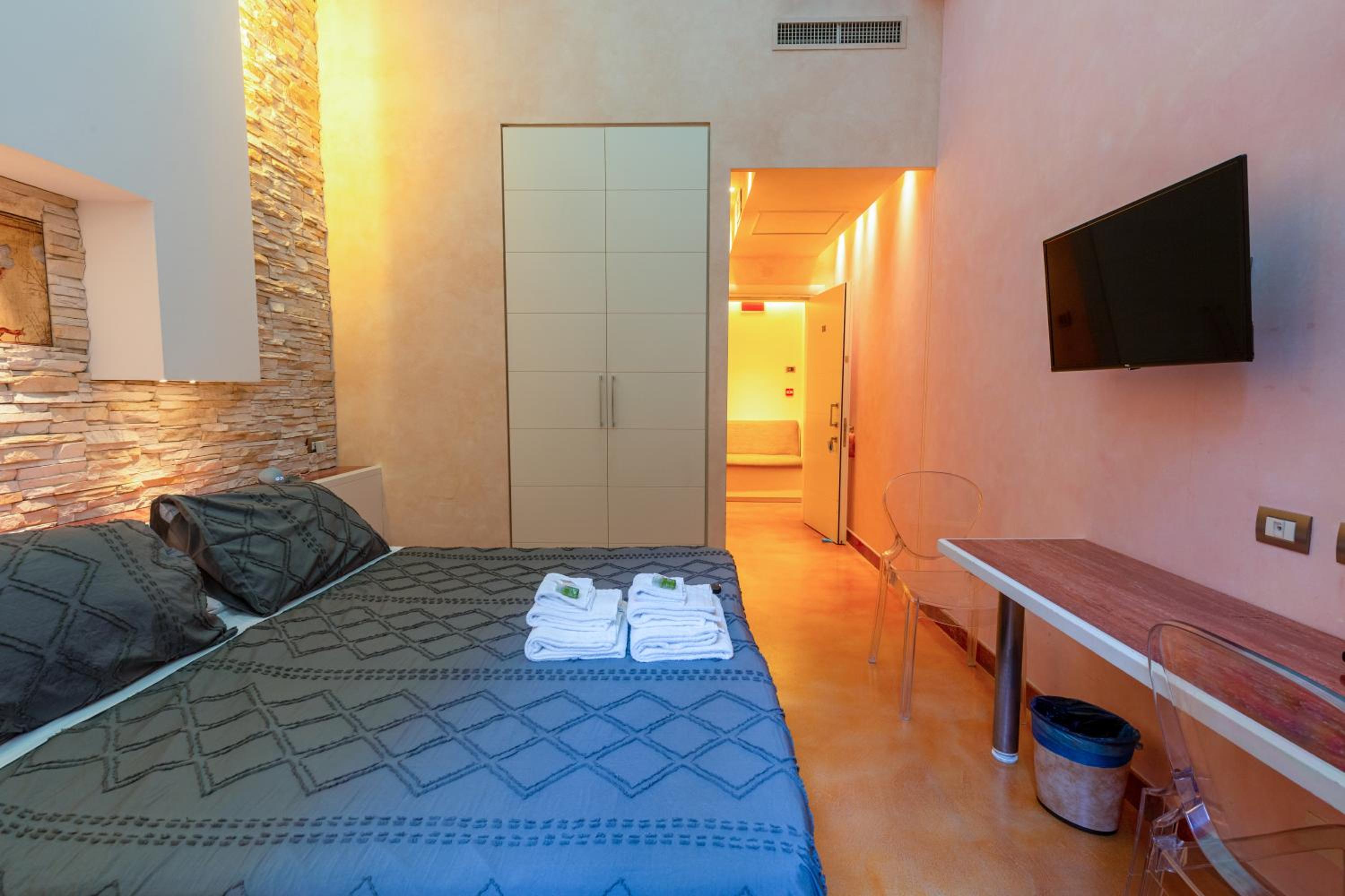 Aurora Garden Lodging - Rooms & Apartment