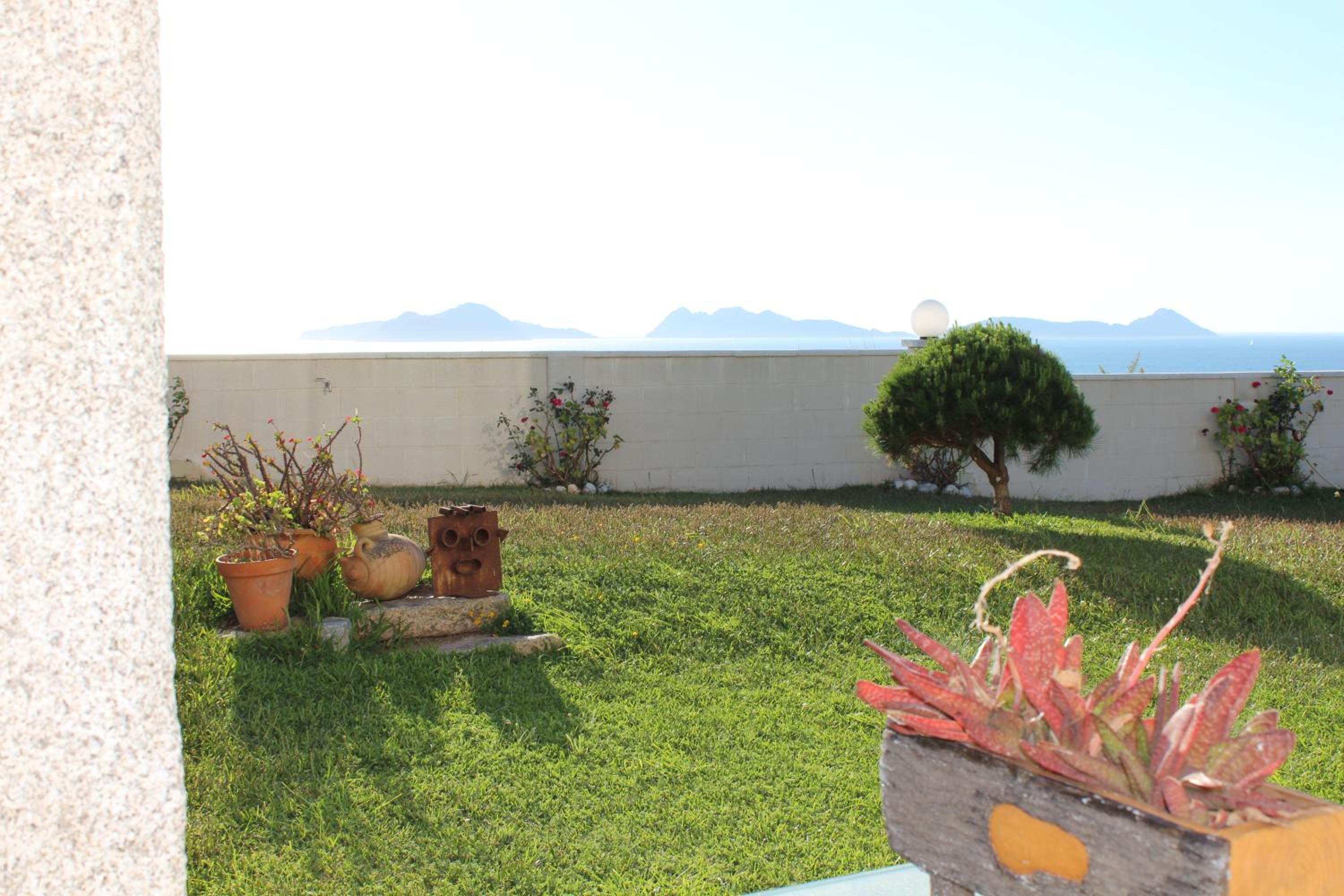 Precioso apartamento con terreno y vistas a cies