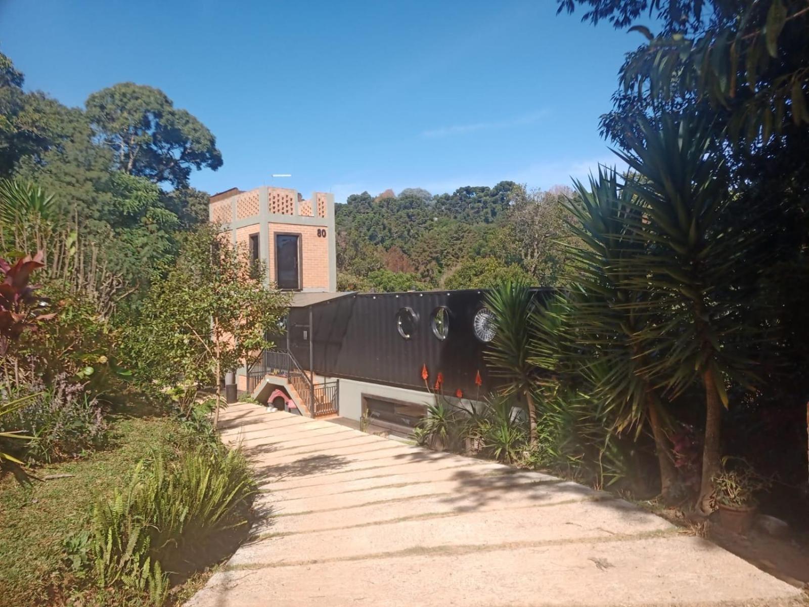 Casa Container 80 - Suítes privativas e sofisticadas integradas à natureza