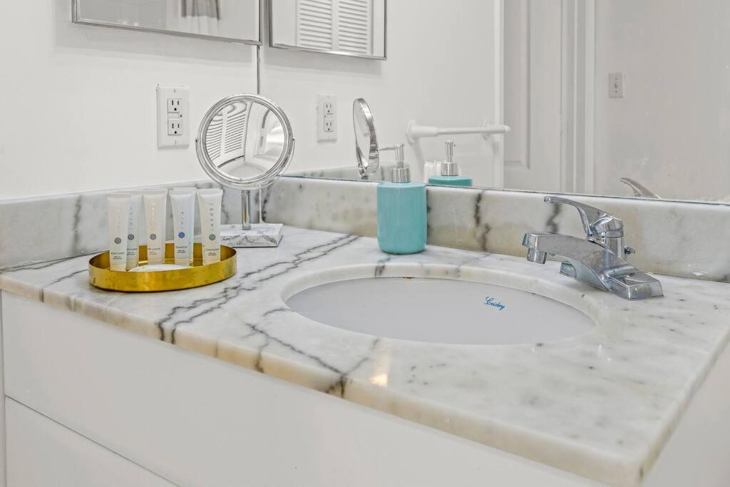 High Floor Unit Located in Brickell - Free Parking